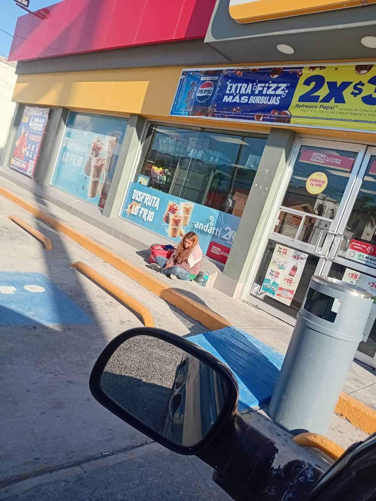 Joven permanece horas afuera de Oxxo en Monclova