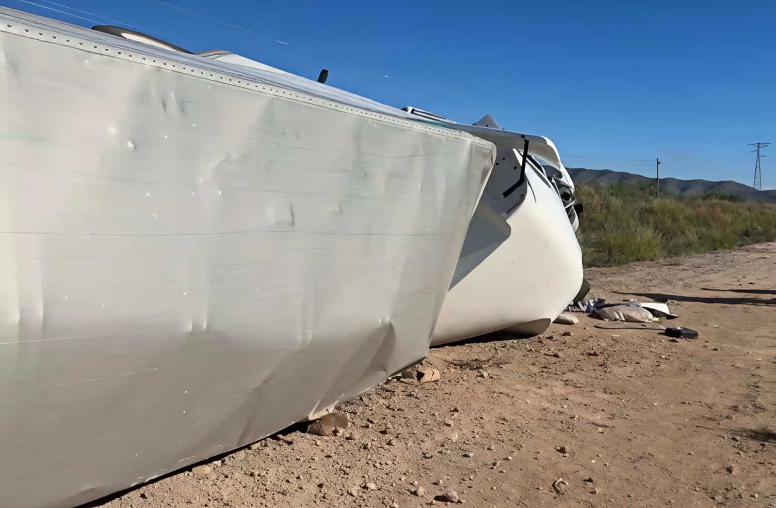 Tres trabajadores lesionados tras volcadura de tr&aacute;iler en Saltillo
