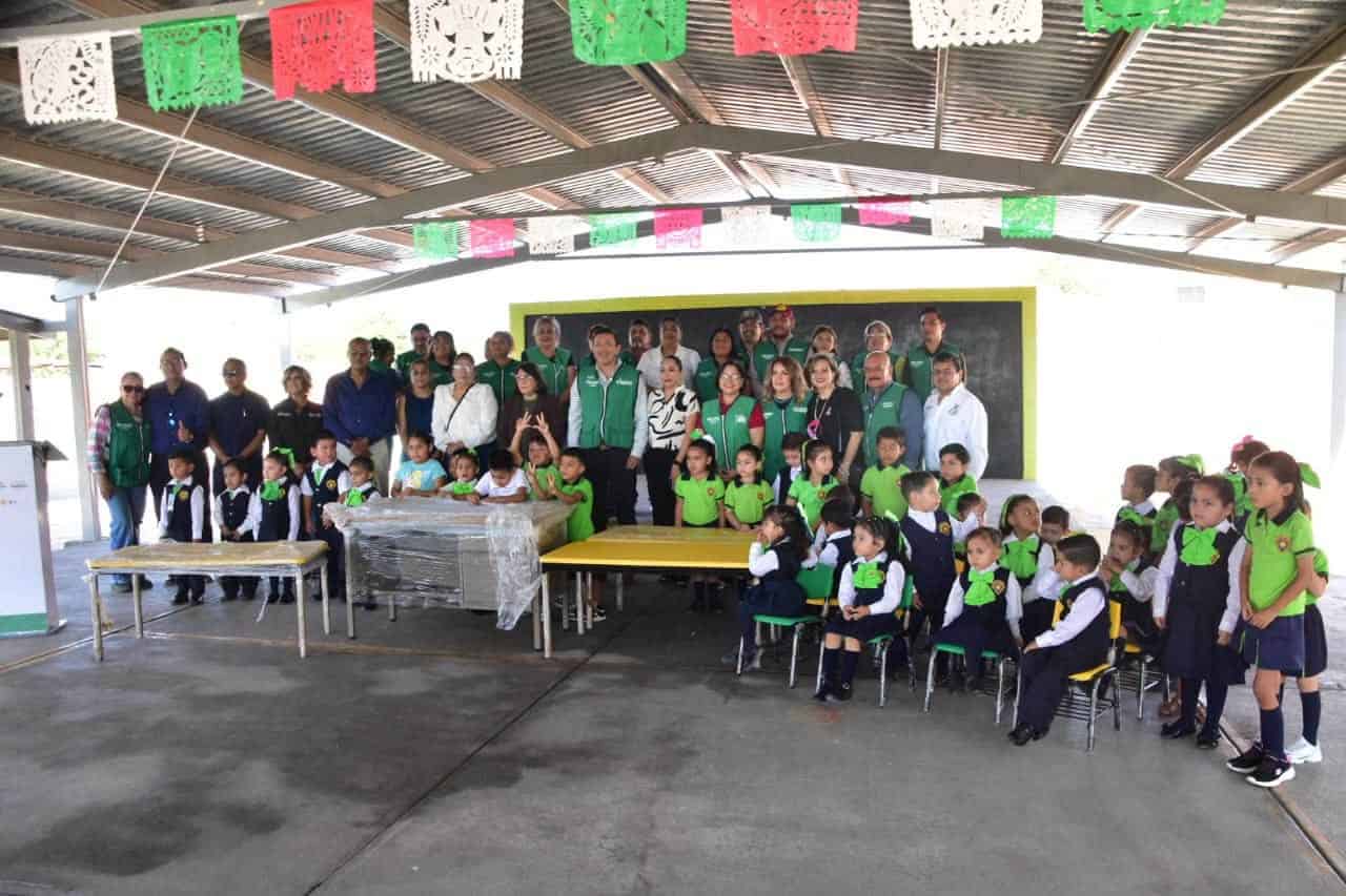 Mobiliario escolar llega al Jardín de Niños Sor Juana Inés de la Cruz en Nueva Rosita