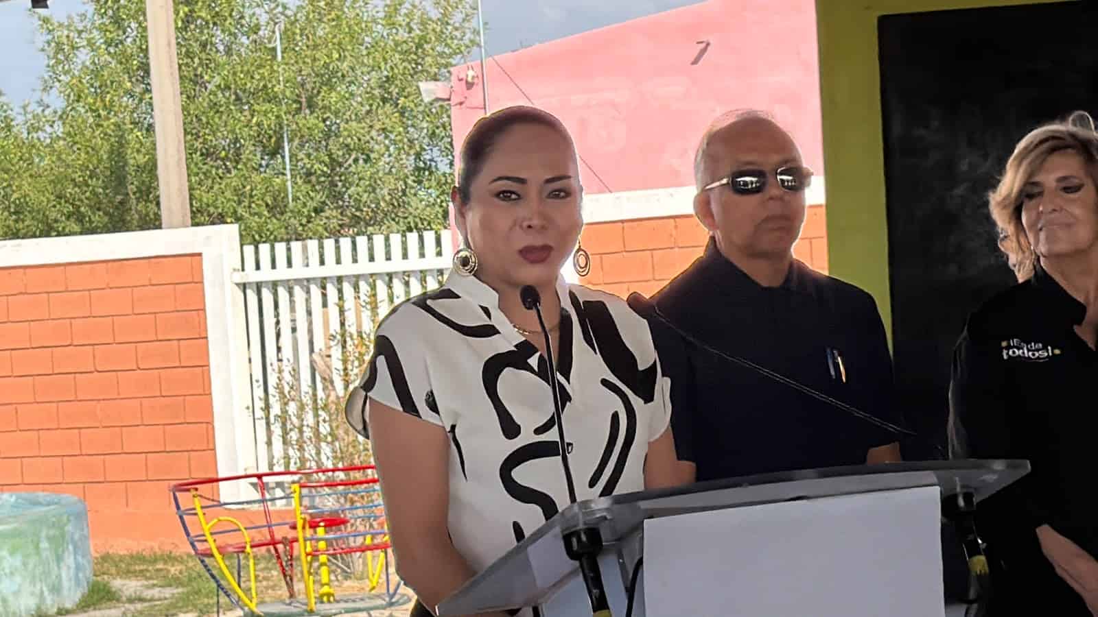 Manolo Jim&eacute;nez entrega mobiliario escolar al jard&iacute;n de ni&ntilde;os en San Juan de Sabinas