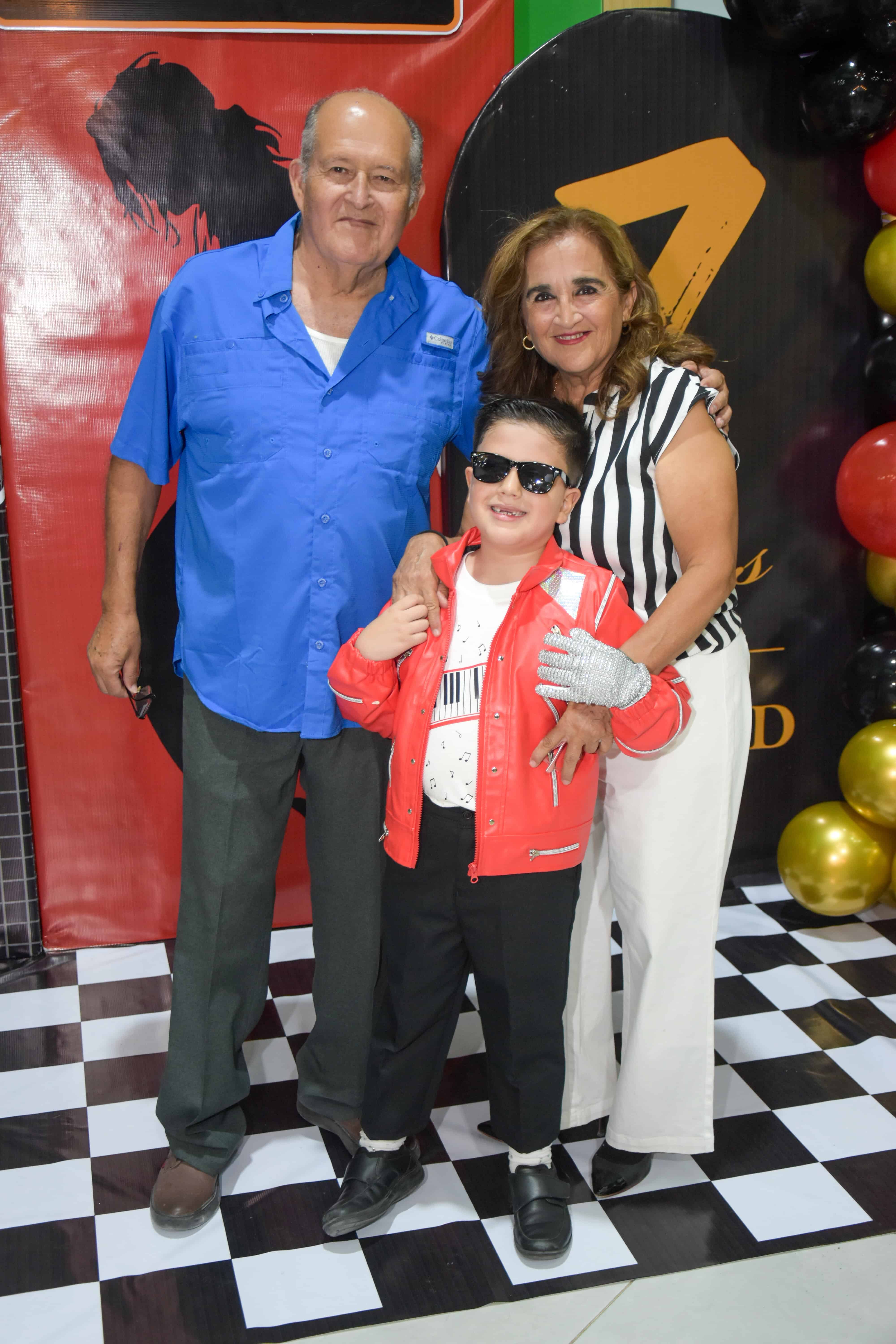 Juan Daniel Reyes celebra su s&eacute;ptimo cumplea&ntilde;os con familiares y amigos