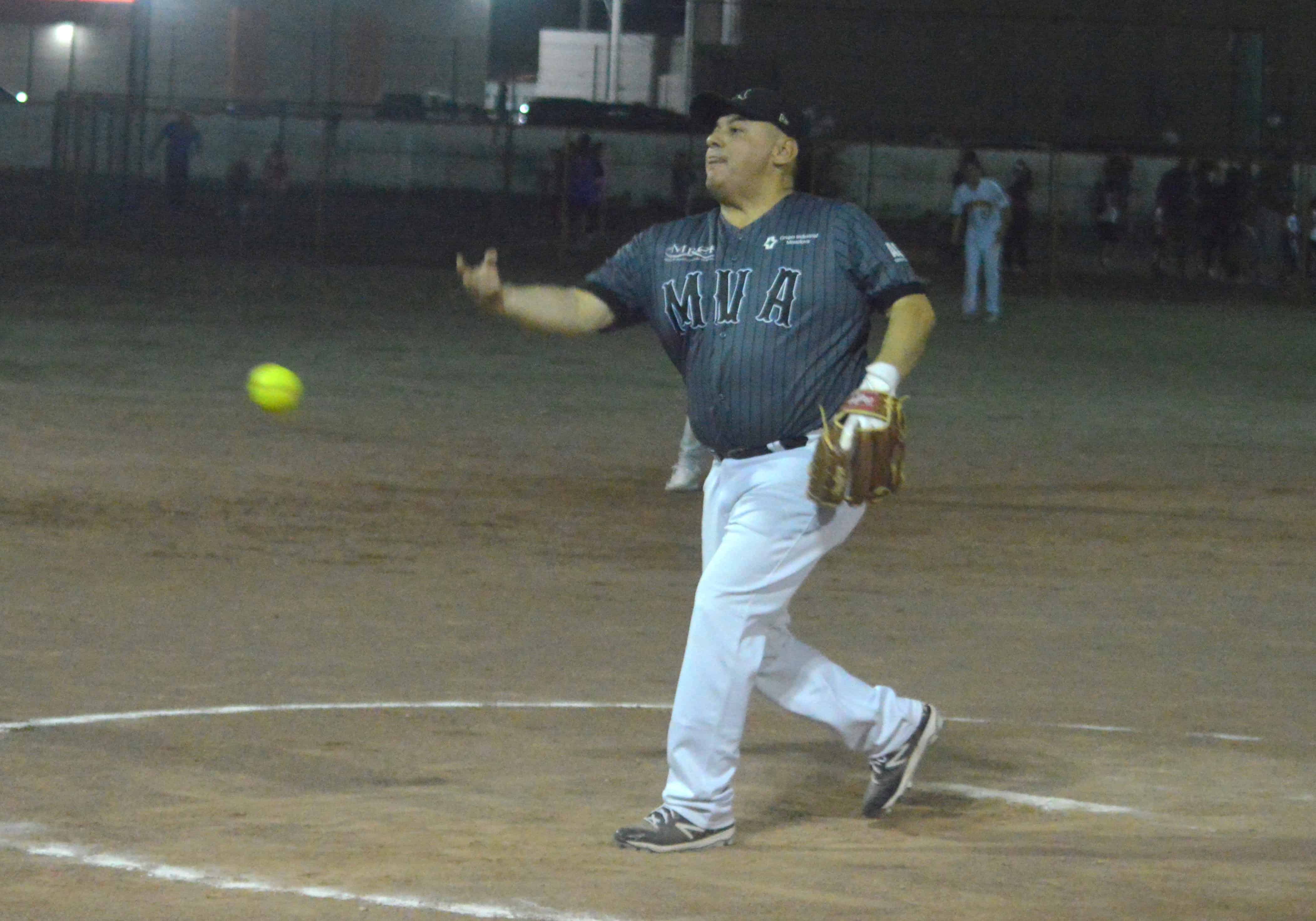 Naranjeros vencen a Mieleros en emocionante partido de softbol: 17-13