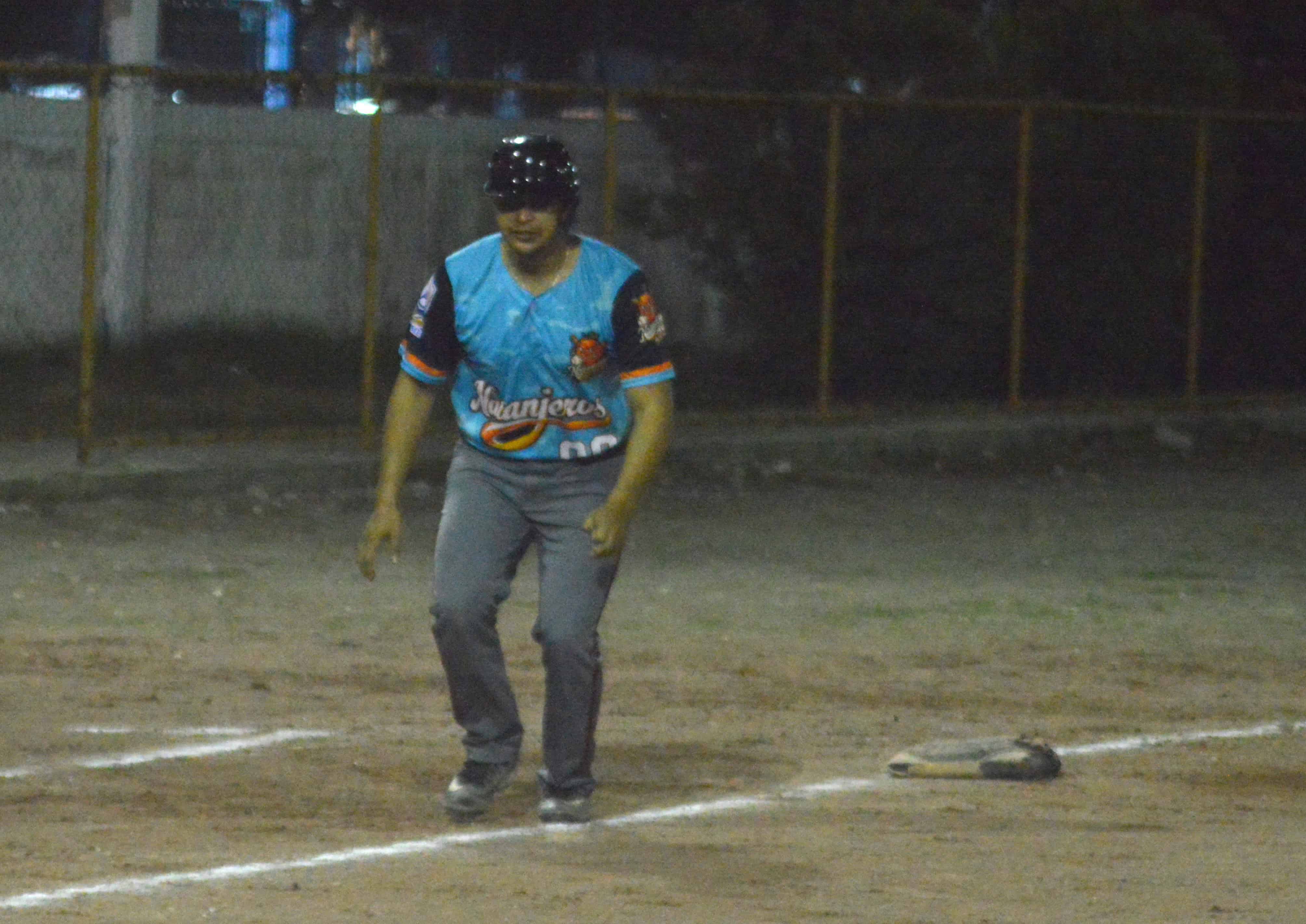 Naranjeros vencen a Mieleros en emocionante partido de softbol: 17-13