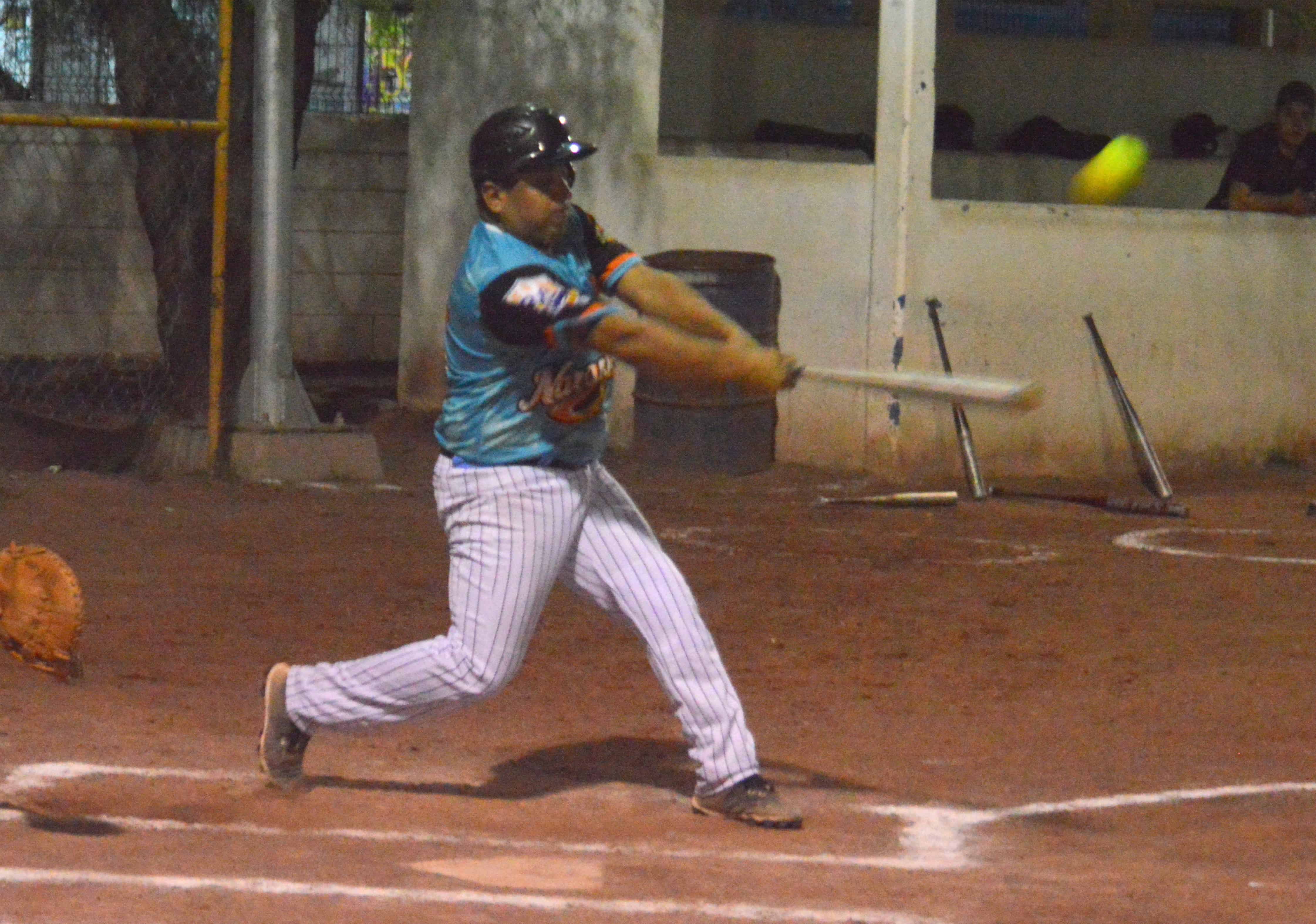 Naranjeros vencen a Mieleros en emocionante partido de softbol: 17-13