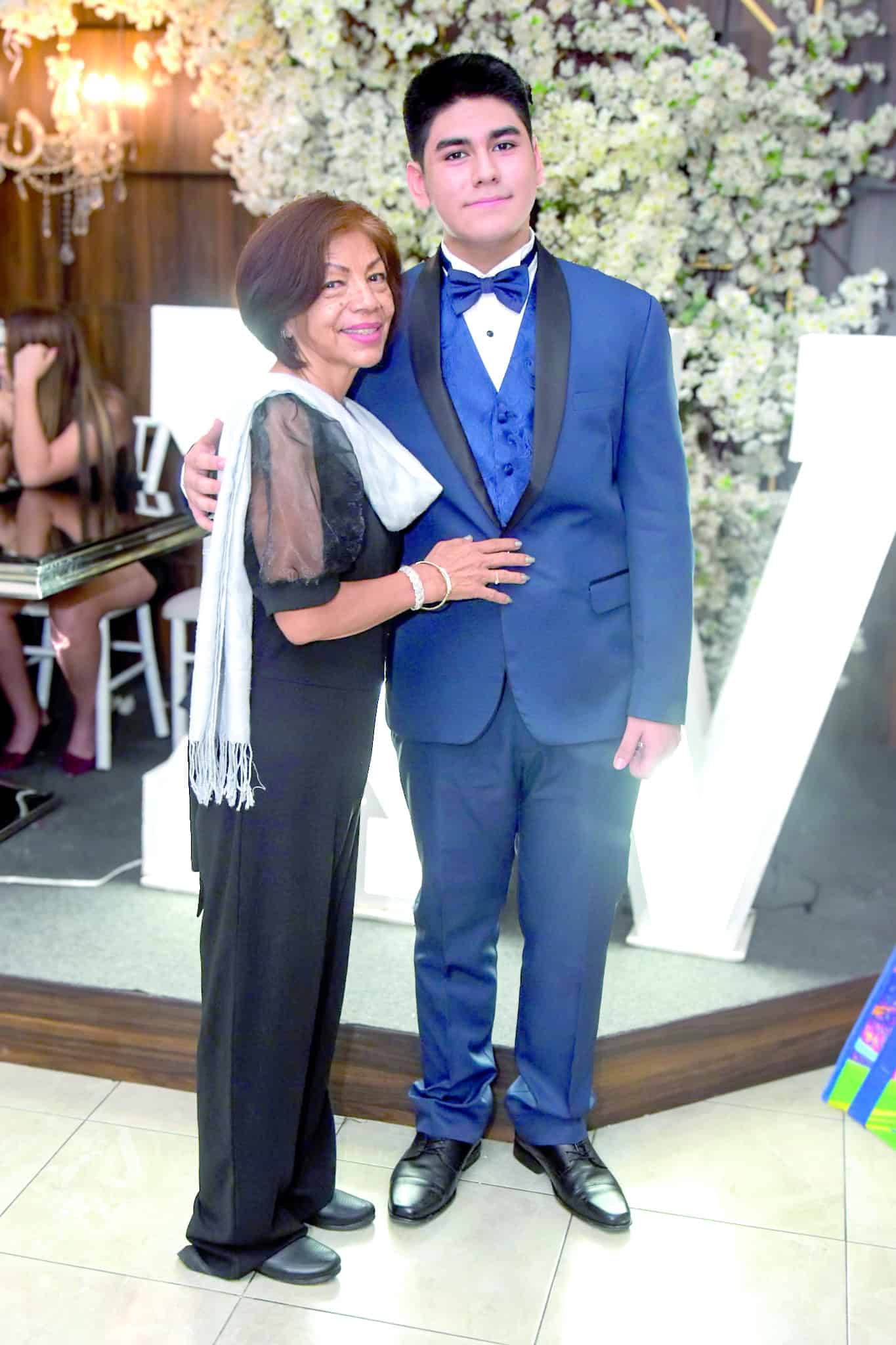 Rub&eacute;n Valdez celebra sus XV a&ntilde;os rodeado de familia en Monclova