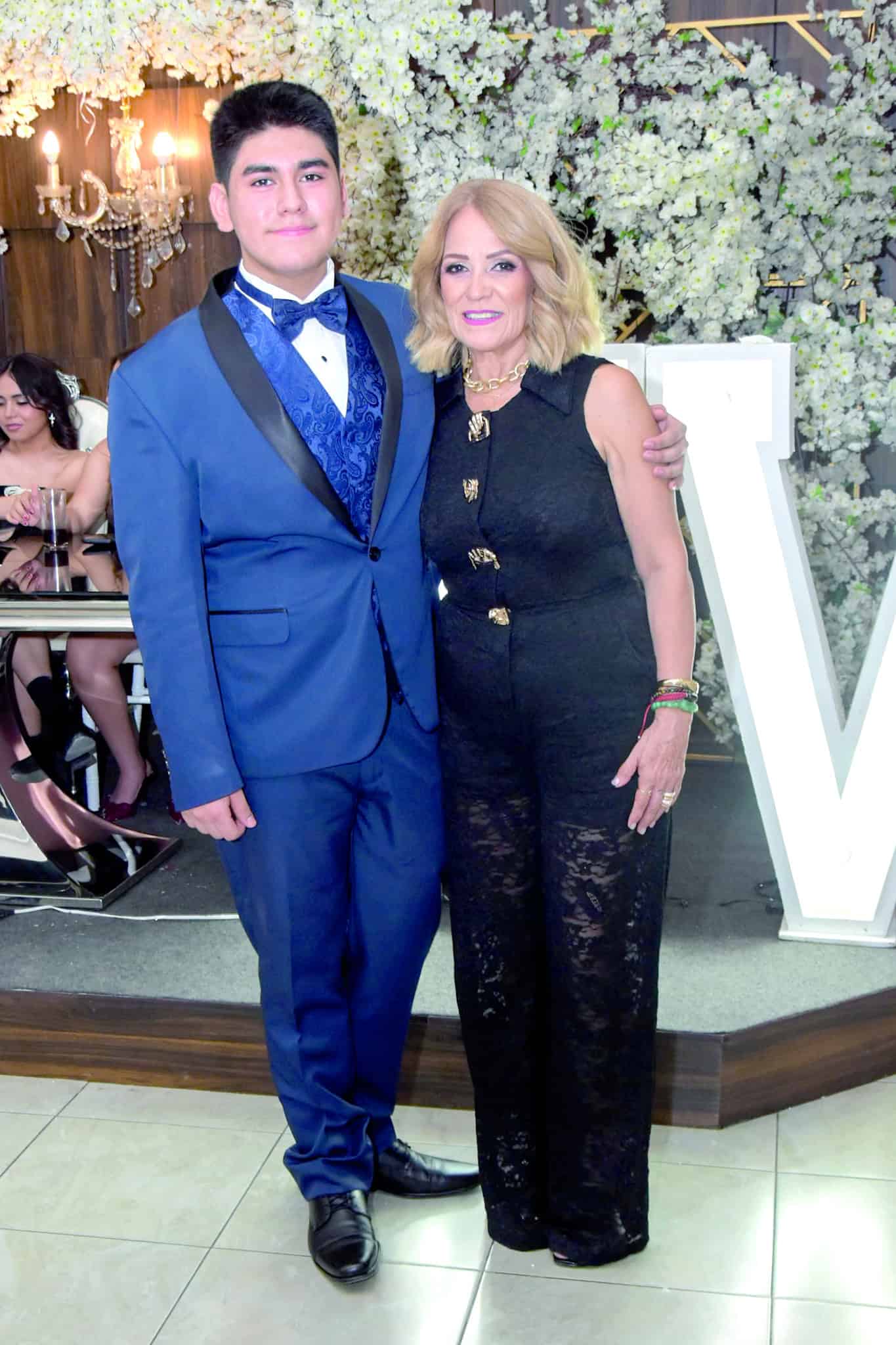 Rub&eacute;n Valdez celebra sus XV a&ntilde;os rodeado de familia en Monclova