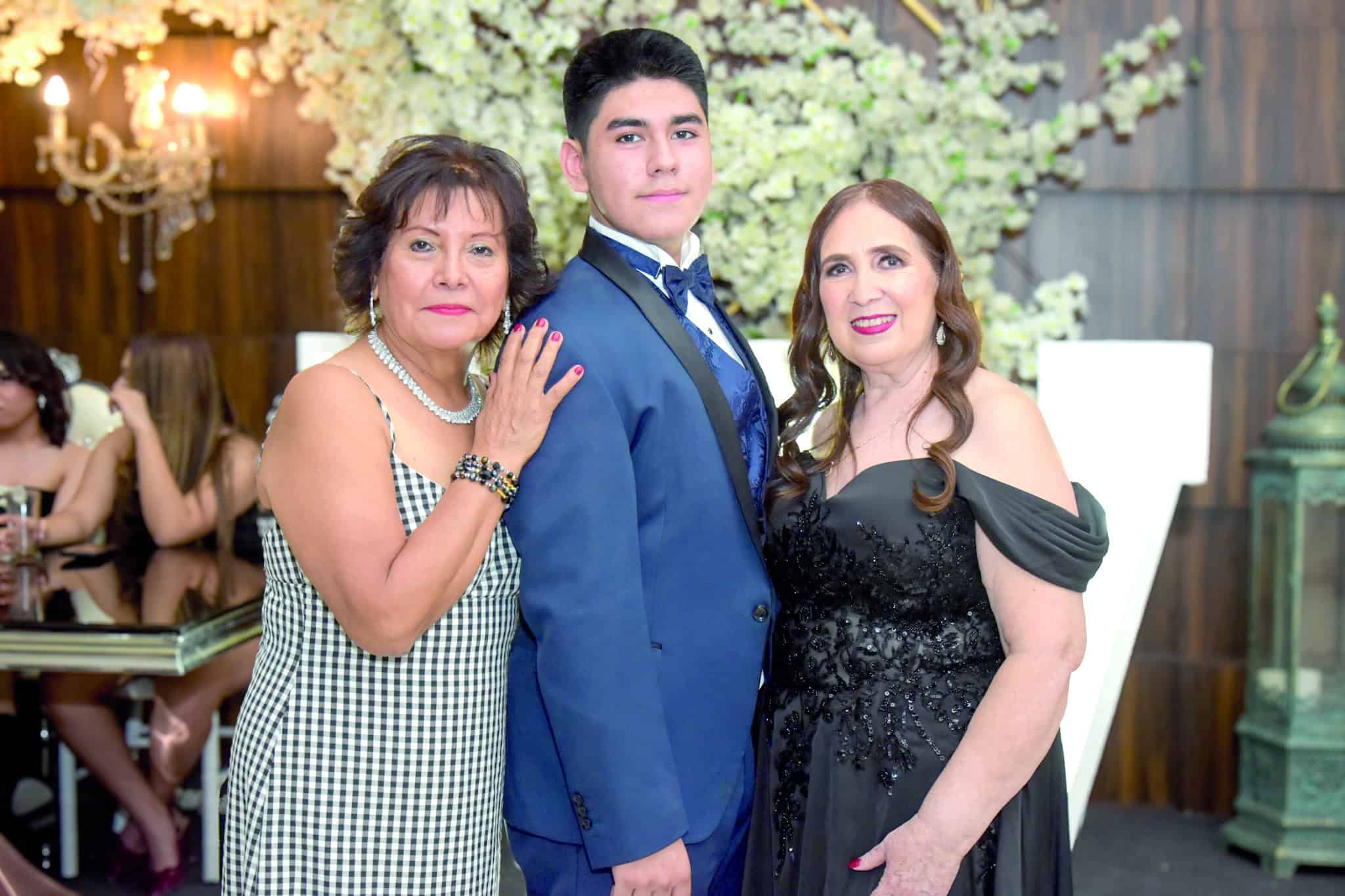 Rub&eacute;n Valdez celebra sus XV a&ntilde;os rodeado de familia en Monclova