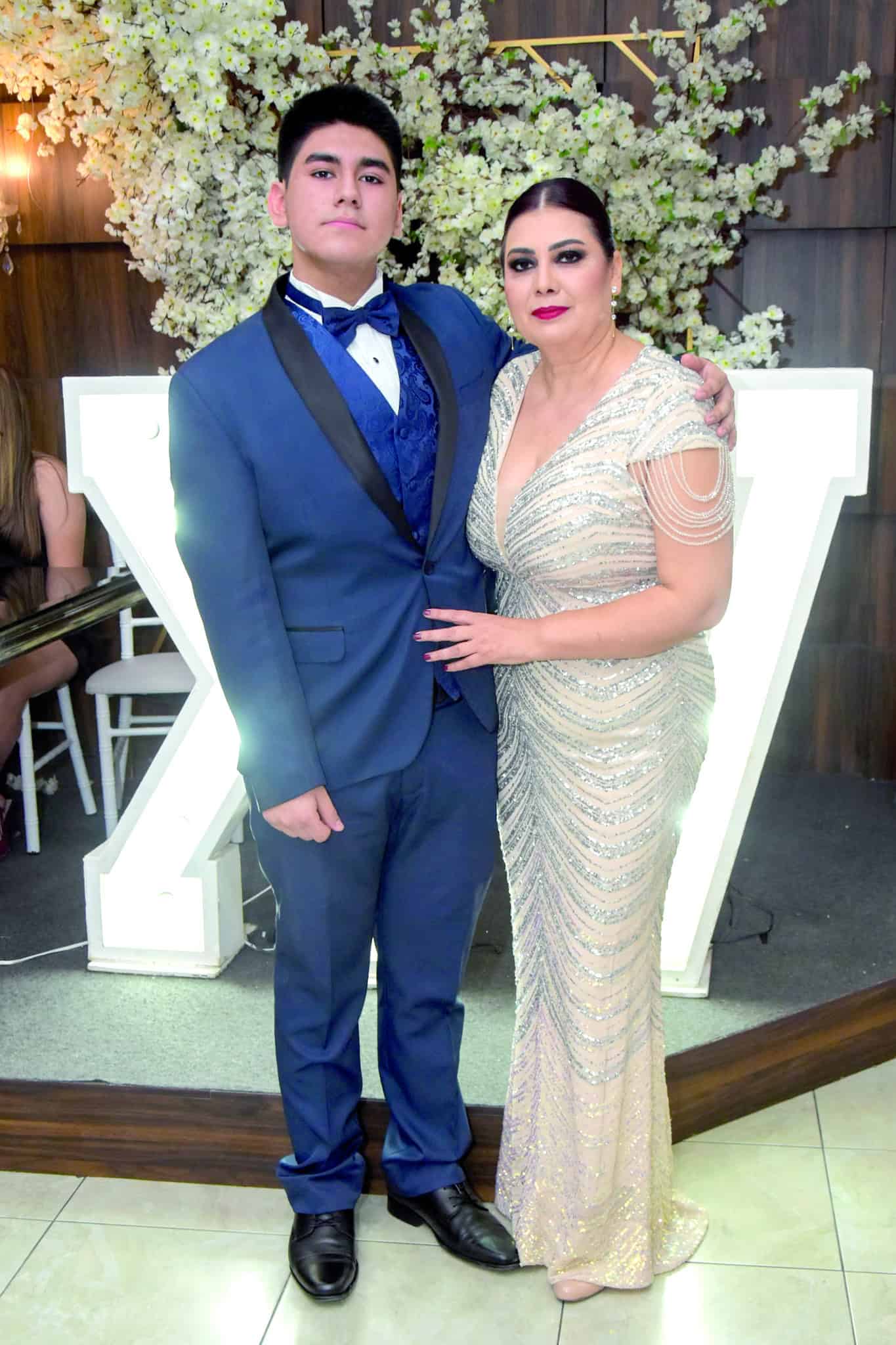 Rub&eacute;n Valdez celebra sus XV a&ntilde;os rodeado de familia en Monclova