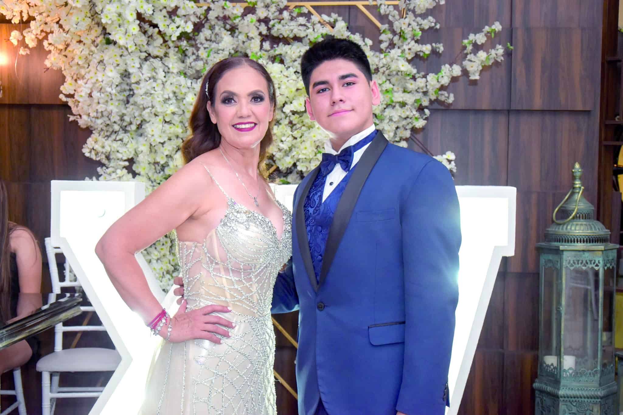 Rub&eacute;n Valdez celebra sus XV a&ntilde;os rodeado de familia en Monclova