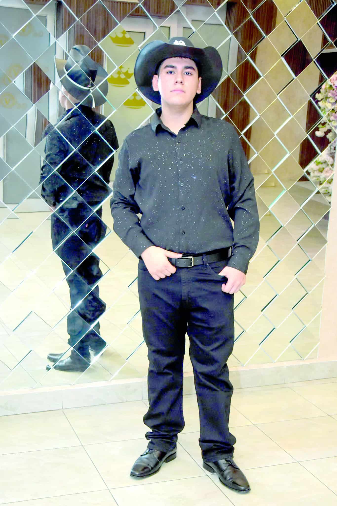 Rub&eacute;n Valdez celebra sus XV a&ntilde;os rodeado de familia en Monclova