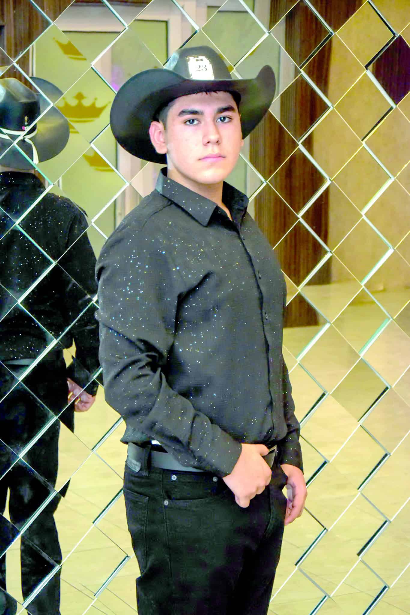 Rub&eacute;n Valdez celebra sus XV a&ntilde;os rodeado de familia en Monclova