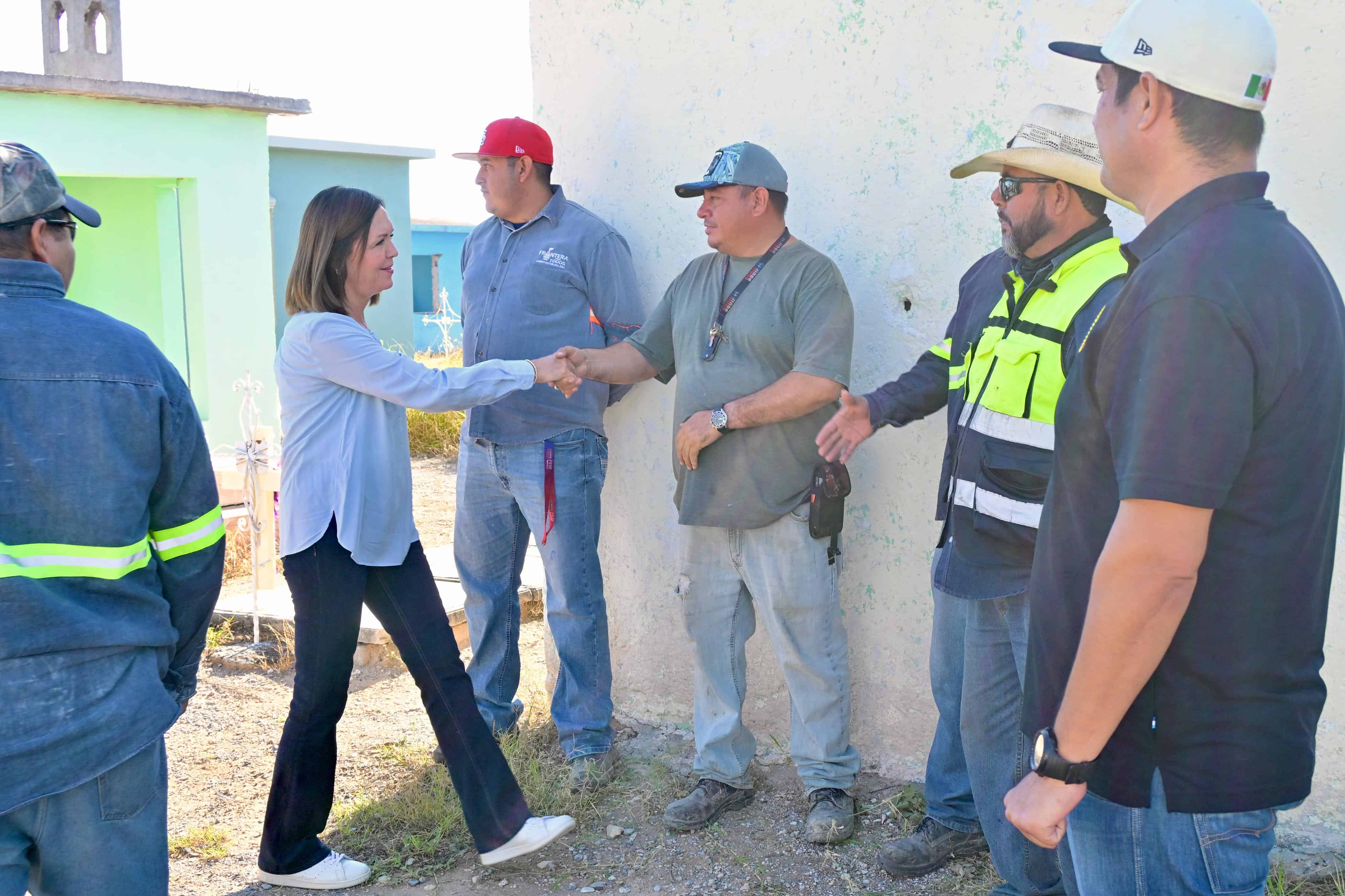 Sari P&eacute;rez Cant&uacute; entrega herramientas para el pante&oacute;n en Frontera