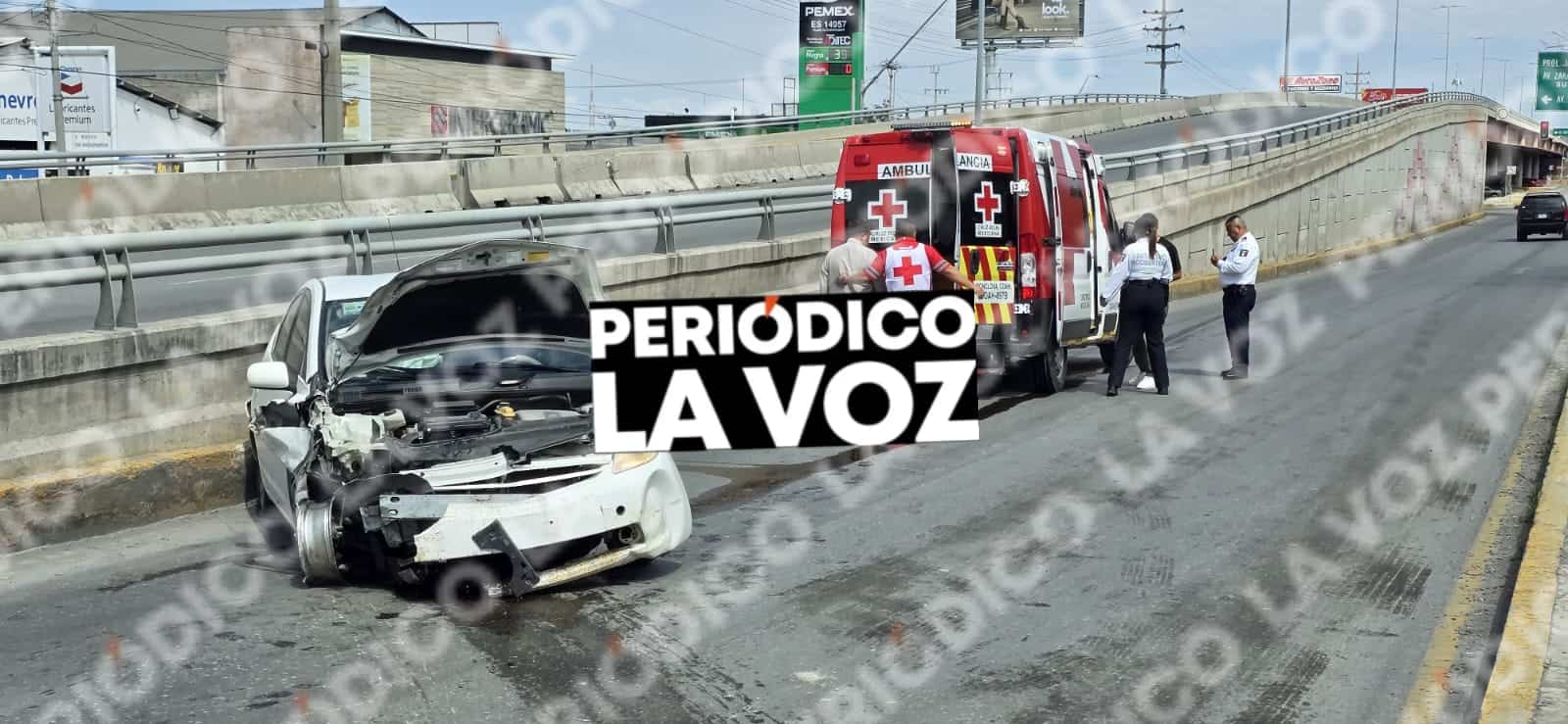 Invasi&oacute;n de carril provoca fuerte choque en puente
