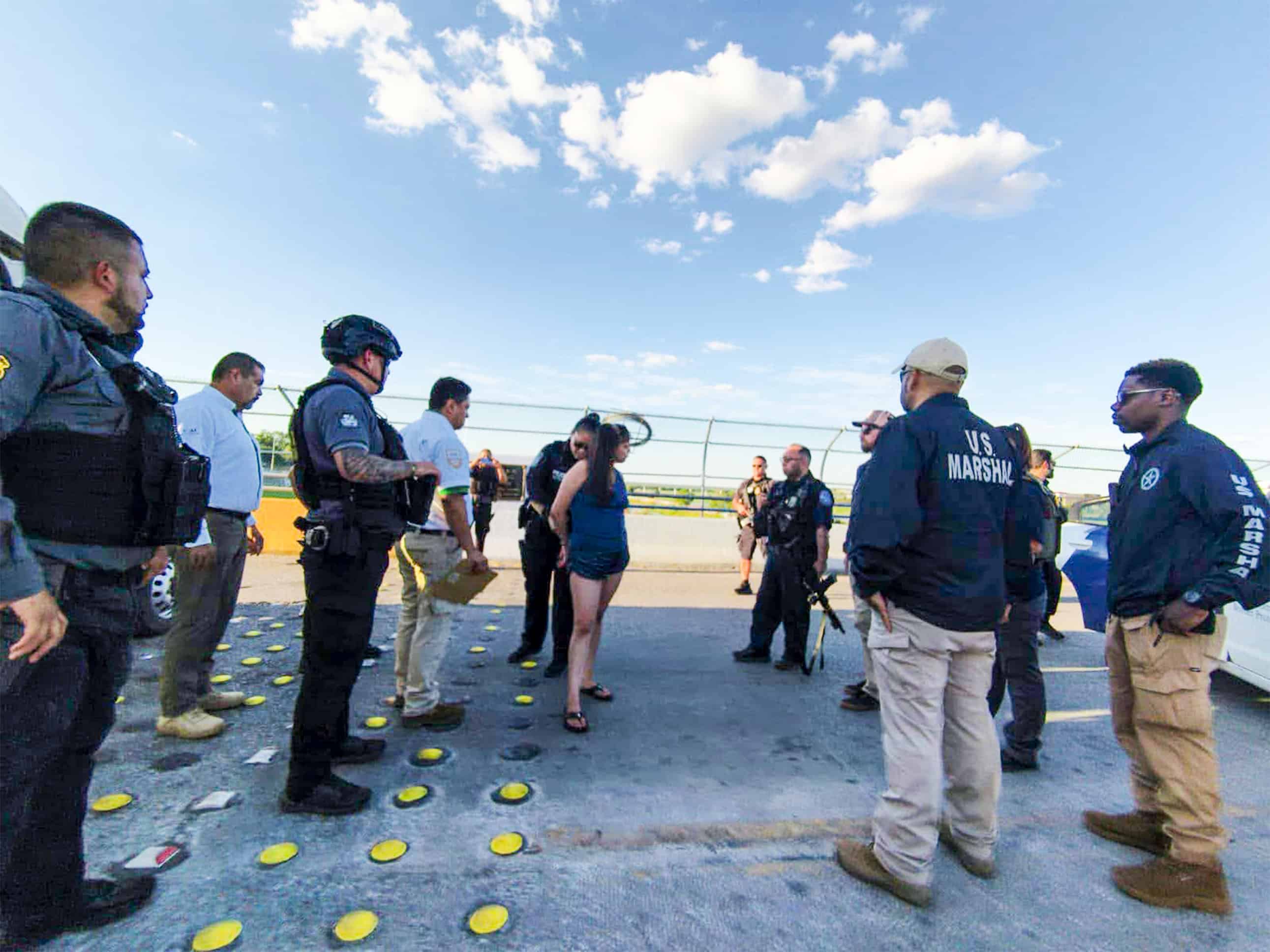 Entregan en frontera a mujer buscada en EE. UU. por tr&aacute;fico de personas