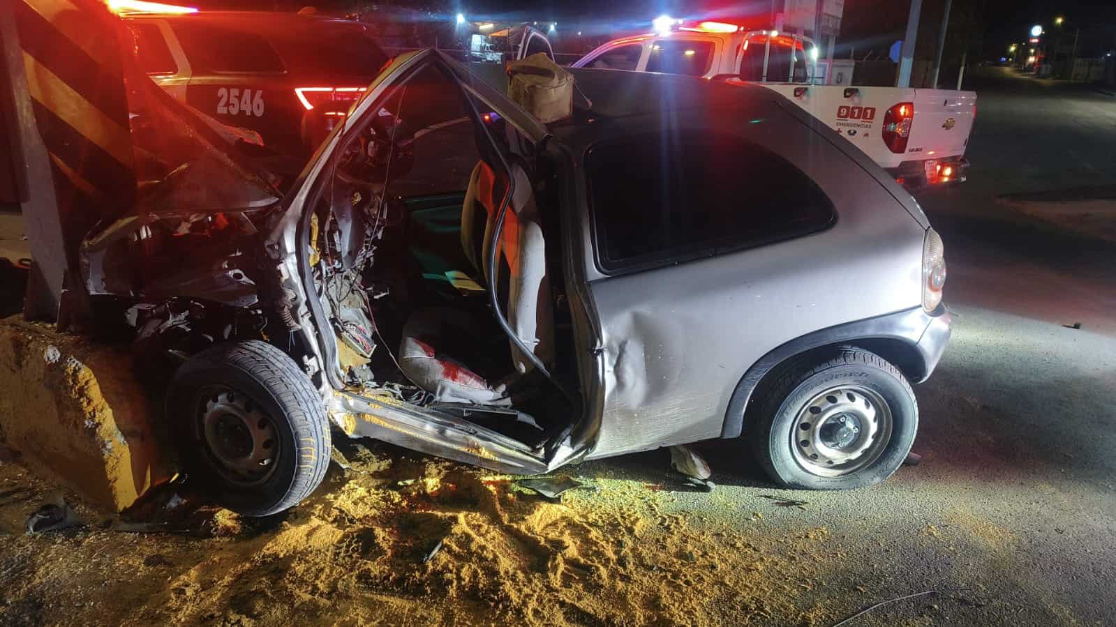 Trabajador de enfermería queda grave tras chocar con semáforo Trabajador de enfermería queda grave tras chocar con semáforo