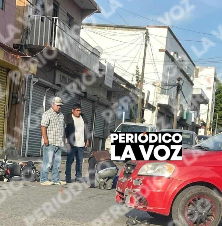 Embiste moto; manda a menor al hospital en Casta&ntilde;os