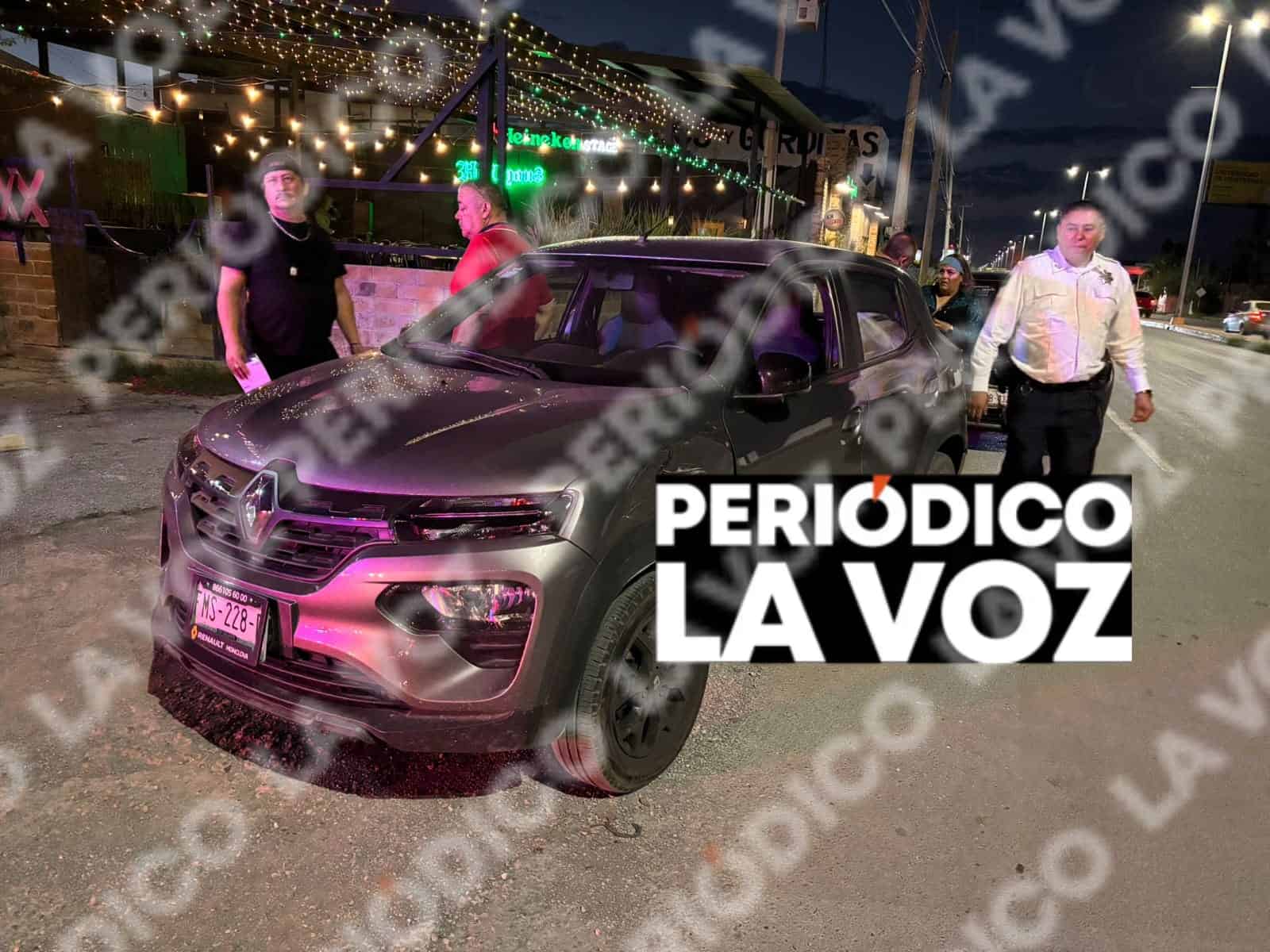 Ignora alto y choca contra camioneta Ignora alto y choca contra camioneta