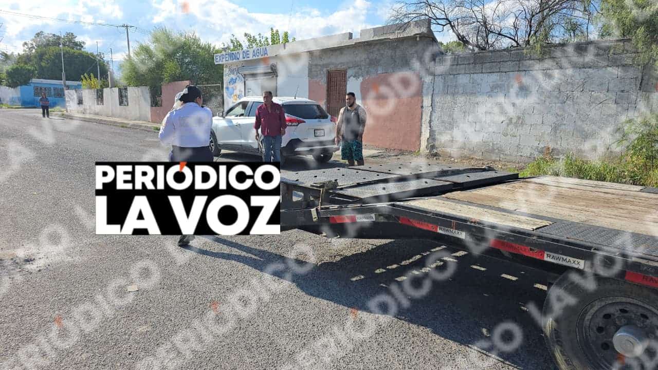 La plataforma remolcada por la Chevrolet Silverado golpeó la polvera izquierda de la Nissan Kicks, ocasionándole daños materiales.