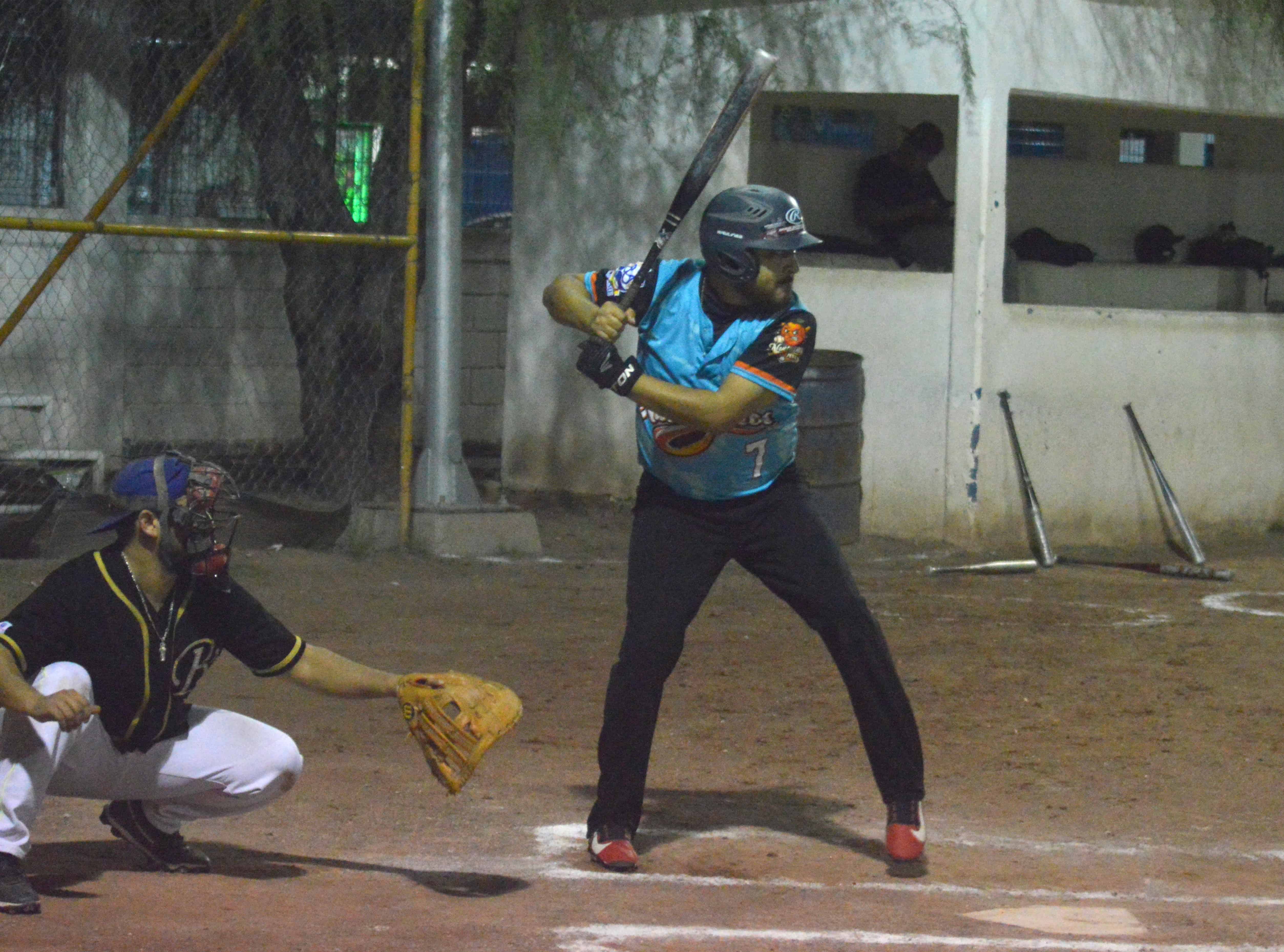 Naranjeros logran victoria ante Bolipeloteros: 14-9 en softbol