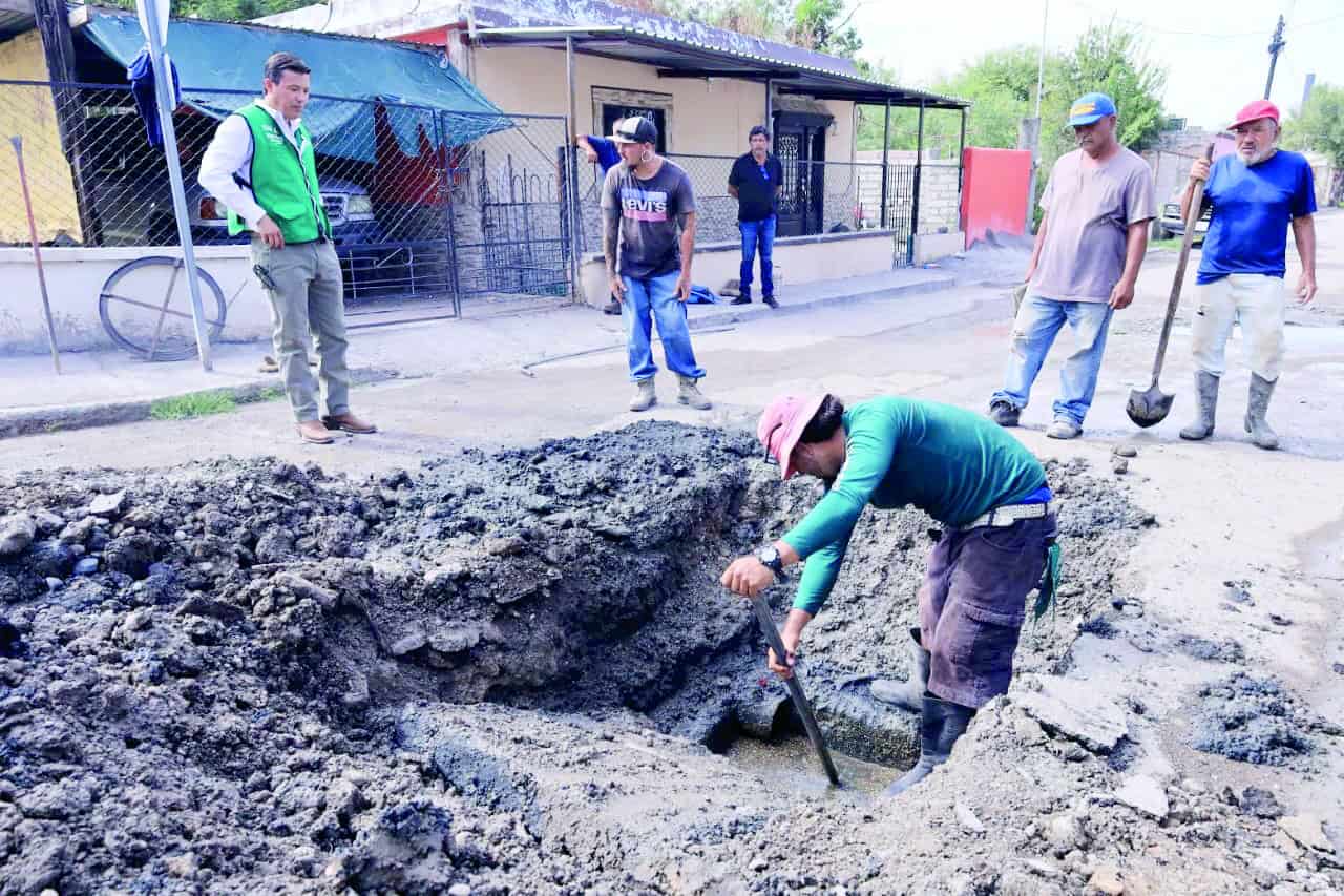 Gobierno de San Juan de Sabinas trabaja en drenaje sanitario