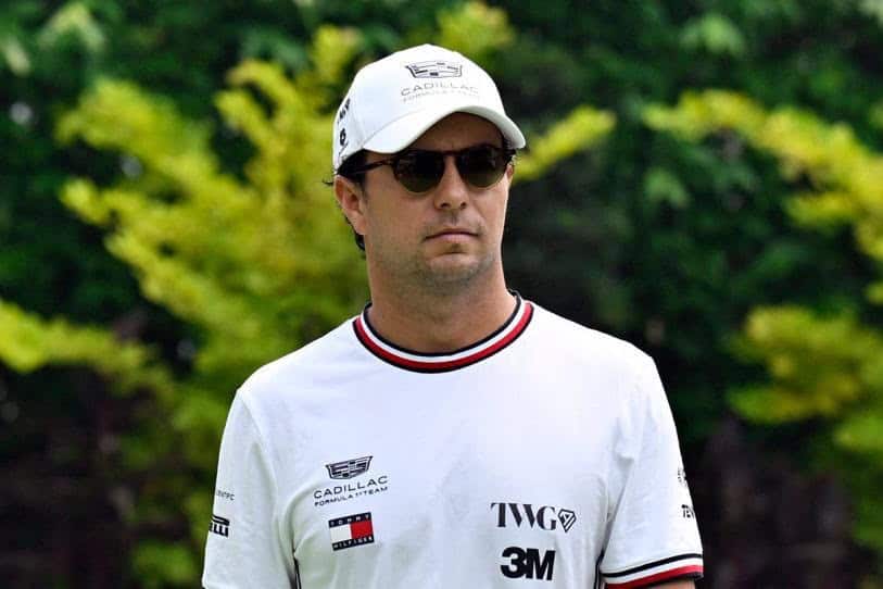 Sergio Pérez juega broma a Zhou Guanyu en Singapur Sergio Pérez juega broma a Zhou Guanyu en Singapur