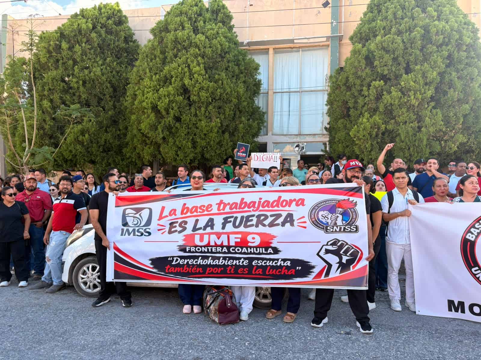 Trabajadores y jubilados del IMSS participaron en una movilización por el bulevar Harold R. Pape en Monclova.