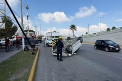 Hombre  pierde el control y vuelca su auto en el bulevar Fundadores