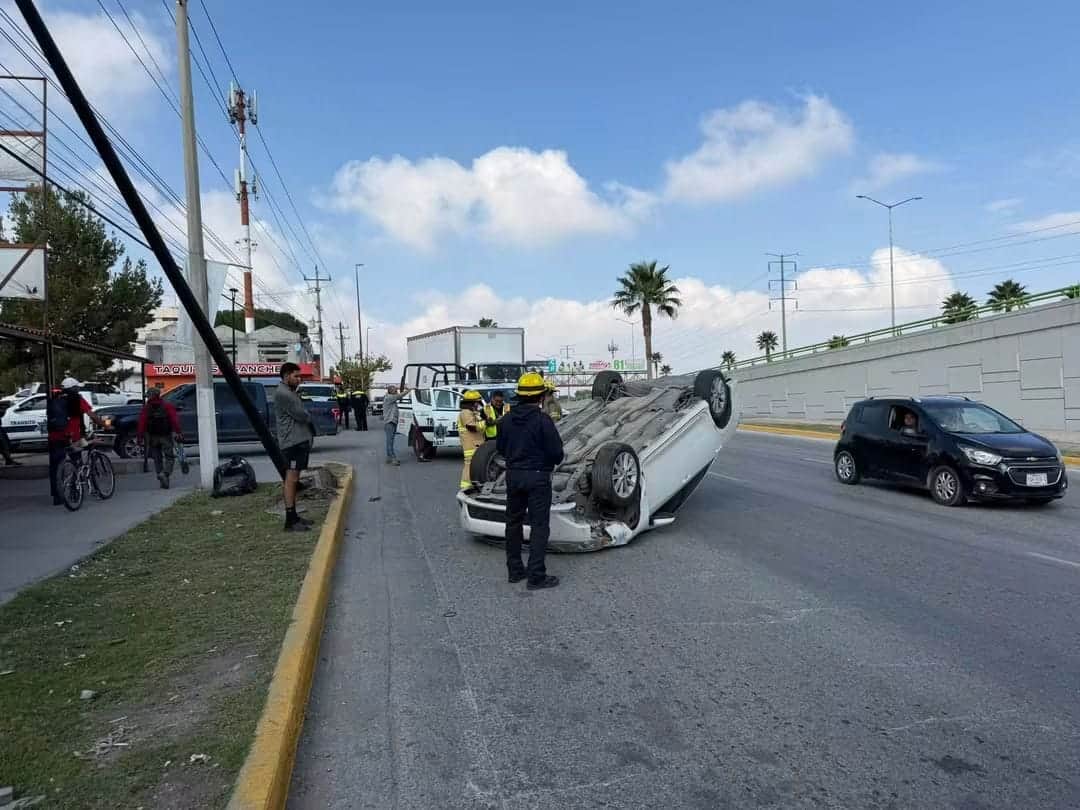 Hombre  pierde el control y vuelca su auto en el bulevar Fundadores