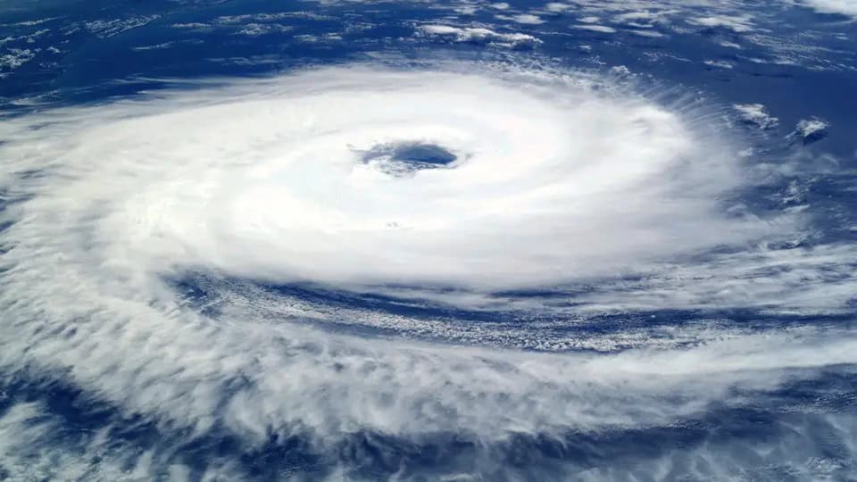 Cicl&oacute;n Sim&oacute;n genera alerta en costas de M&eacute;xico: vientos de 215 km/h