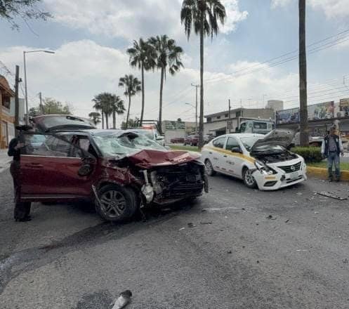 Camioneta volcada en Saltillo tras accidente múltiple en cruce