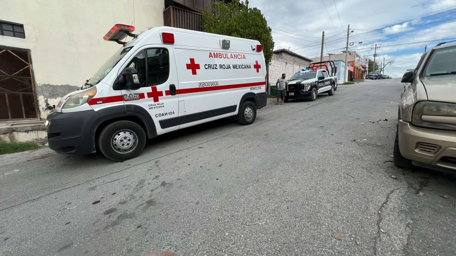 Cae en plena calle y moviliza a Cruz Roja