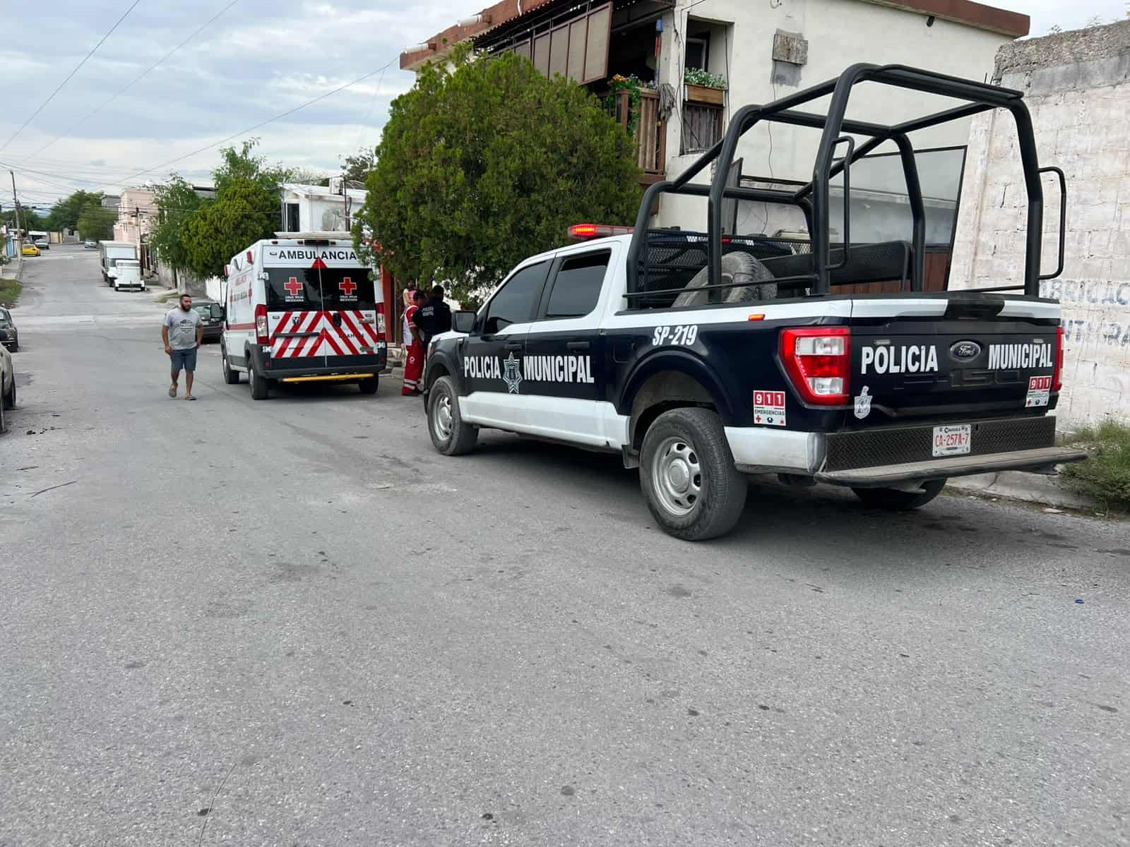 Cae en plena calle y moviliza a Cruz Roja