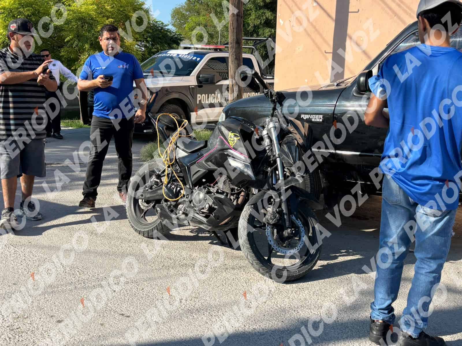 Se lleva de &acute;corbata&acute; a motociclista y huye
