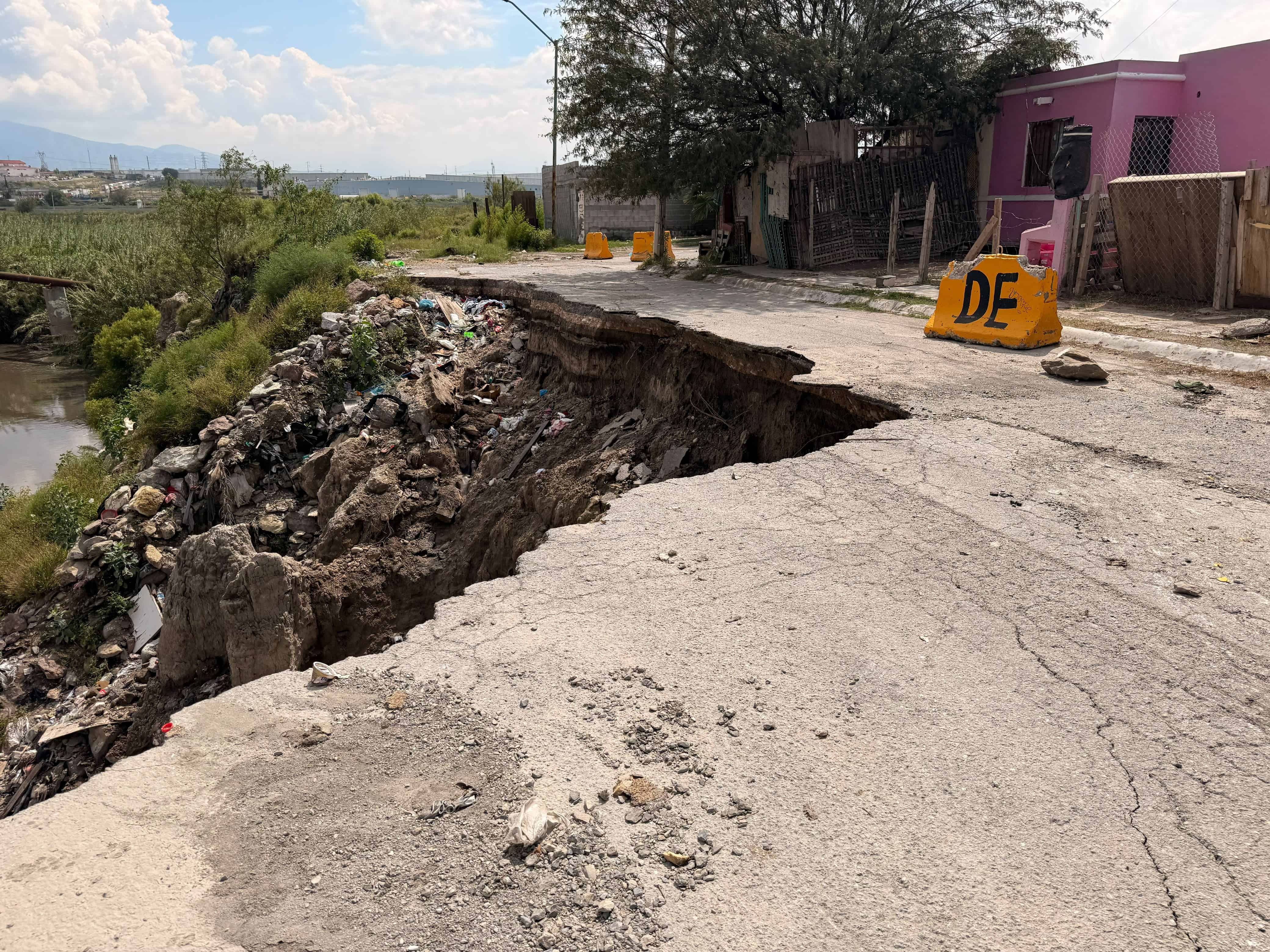 Amenaza arroyo a familias registran desprendimientos