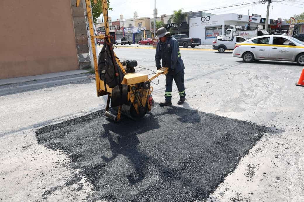Avanza bacheo y m&aacute;s pavimento en Saltillo