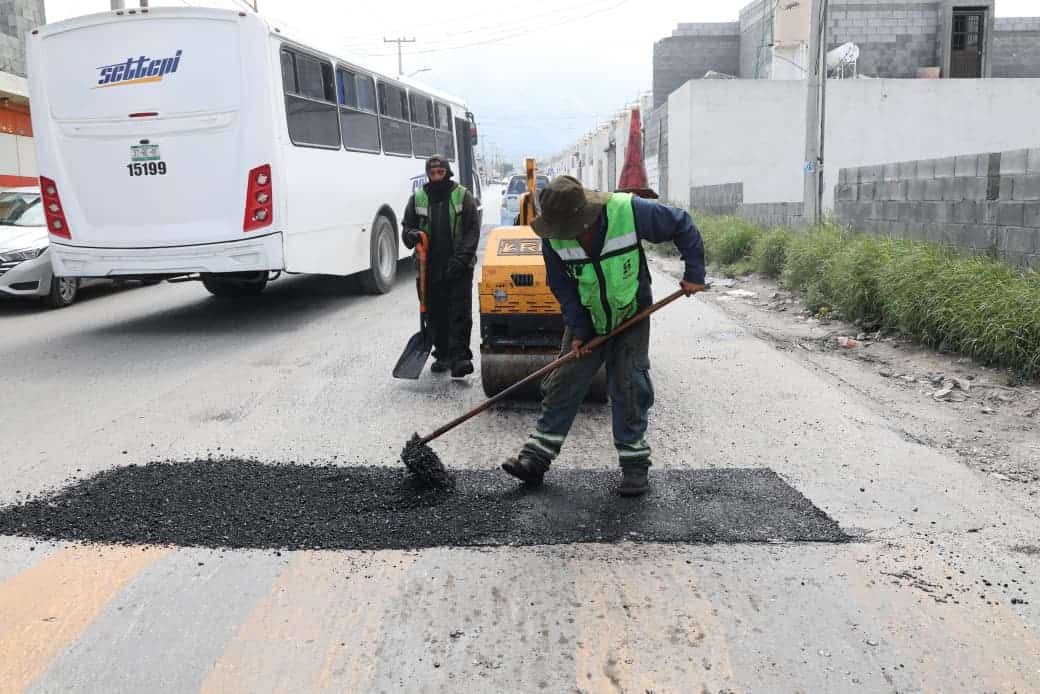 Avanza bacheo y m&aacute;s pavimento en Saltillo