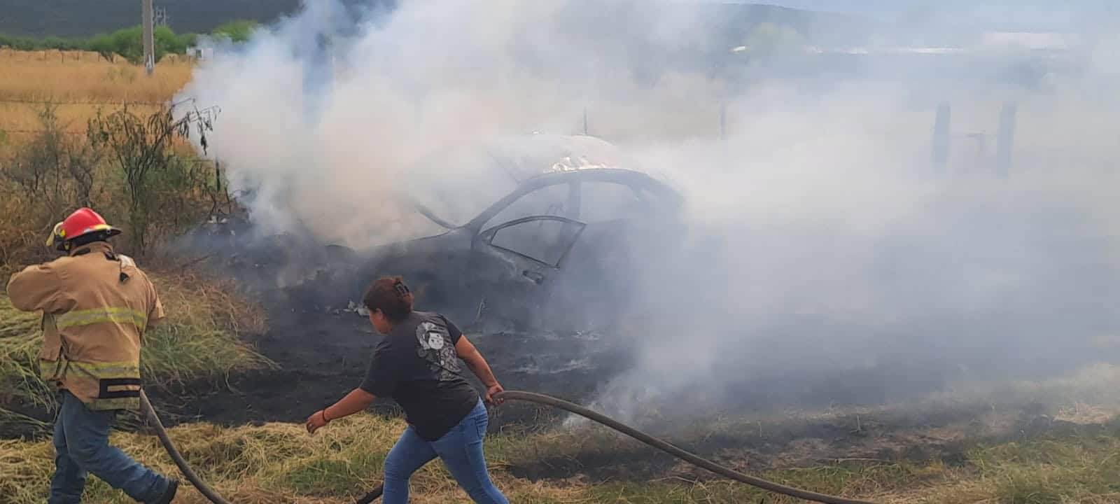 Incendio consume auto en M&uacute;zquiz