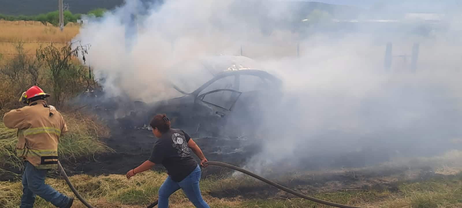 Incendio consume auto en M&uacute;zquiz