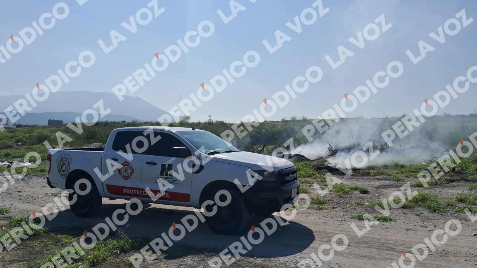 Humo negro en Monclova por incendio en tiradero clandestino de llantas