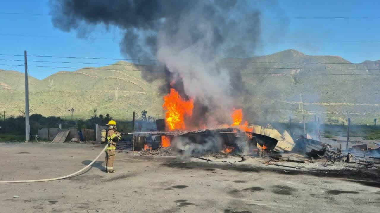 Incendio deja al descubierto presunto punto de venta de huachicol en Ramos Arizpe