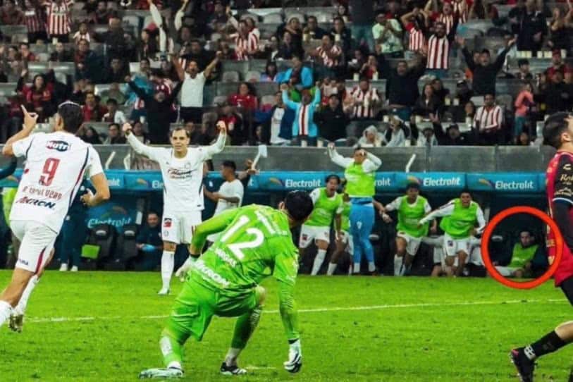 Jordan Carrillo se queda en el banquillo durante el Clásico Tapatío