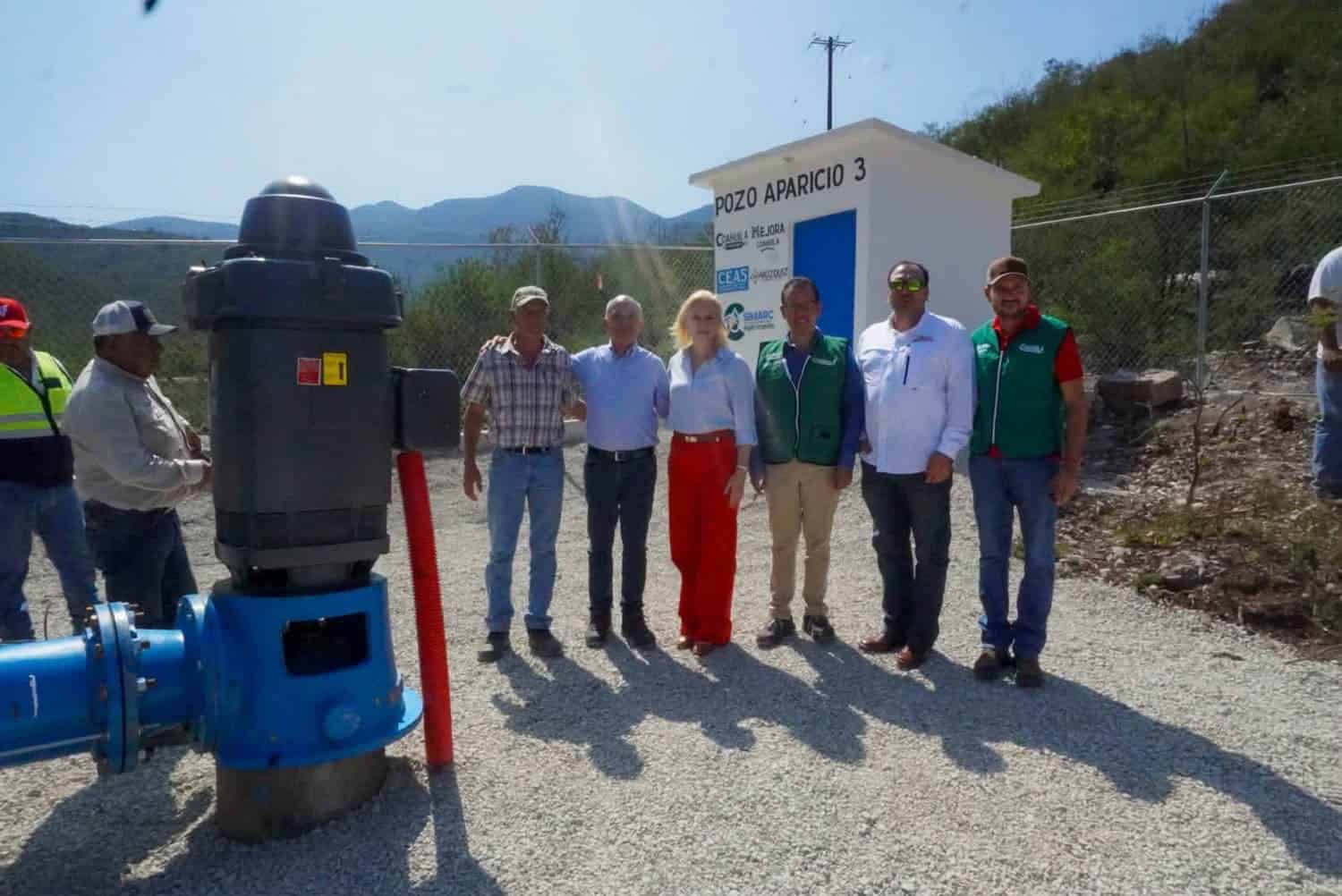 Laura Jim&eacute;nez y &Oacute;scar Pimentel supervisan pozo en M&uacute;zquiz