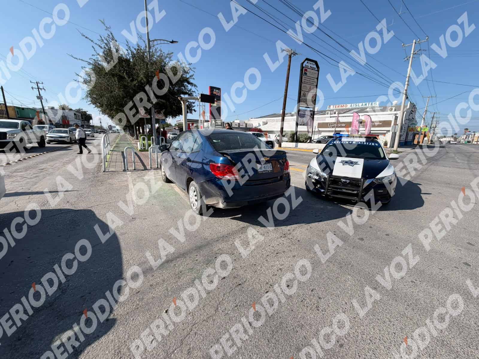 Choque entre veh&iacute;culos provoca da&ntilde;os y afecta la circulaci&oacute;n