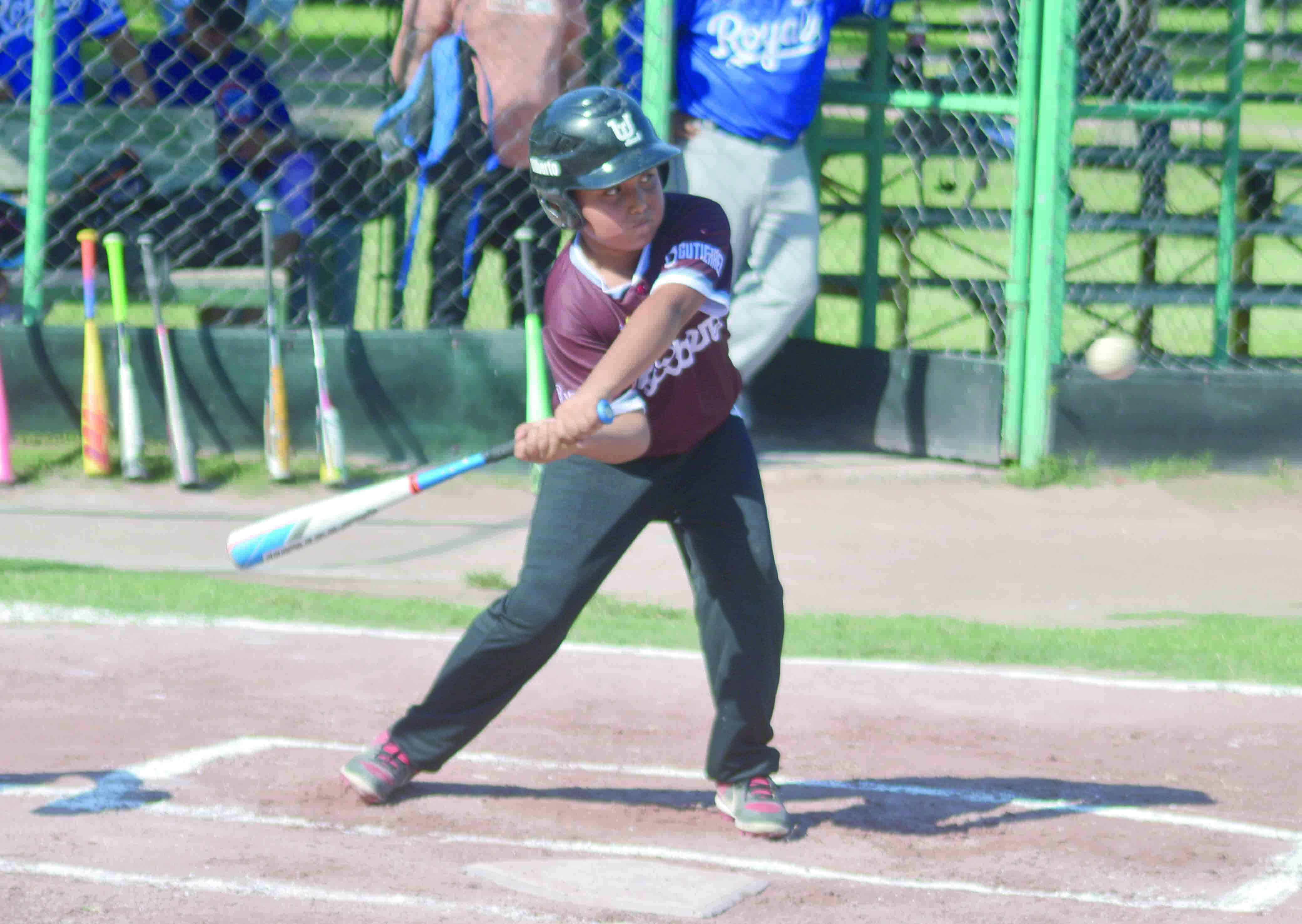 Algodoneros arrasa a Royals en partido de béisbol infantil: 18-8 Algodoneros arrasa a Royals en partido de béisbol infantil: 18-8