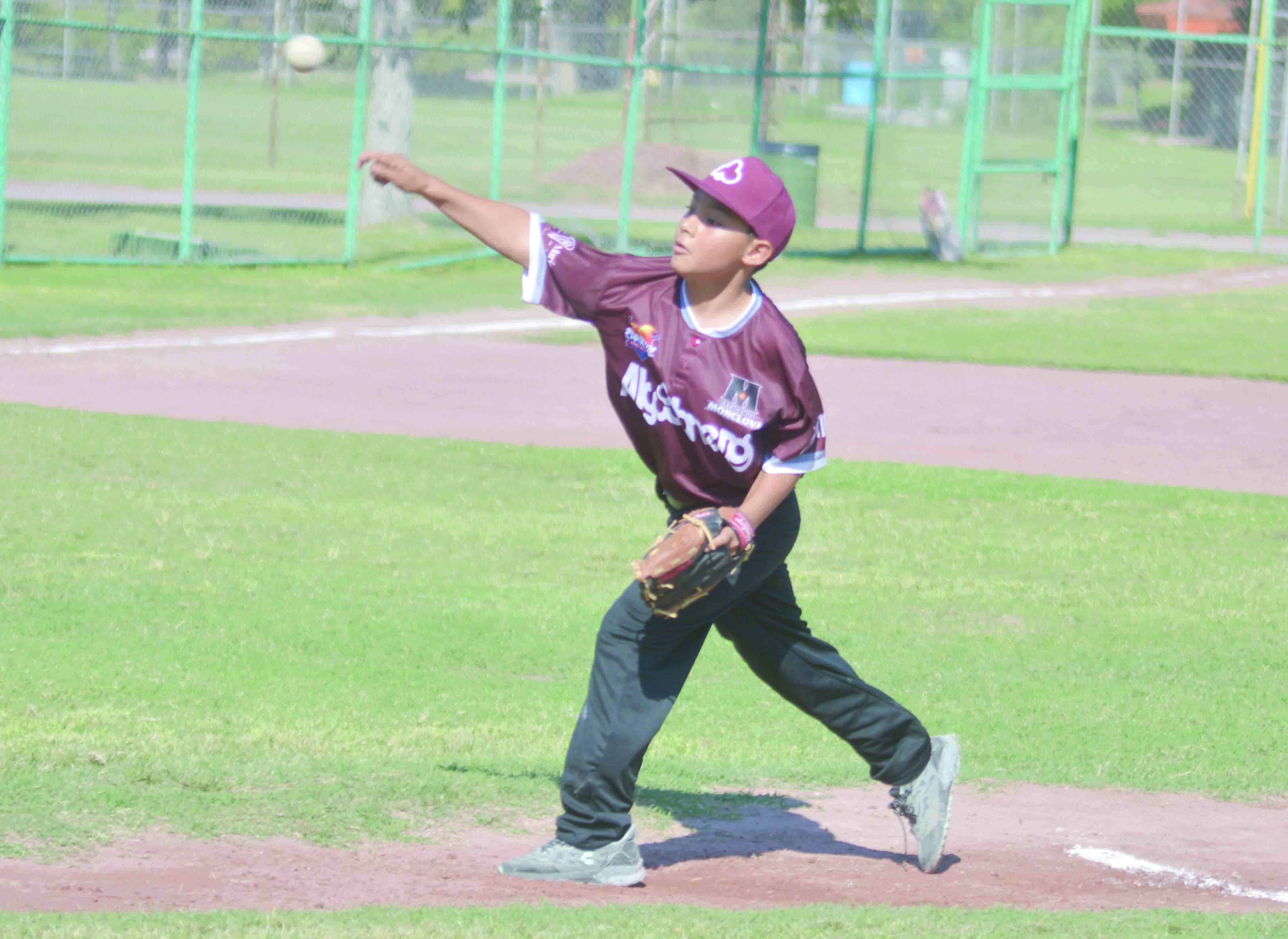 Algodoneros arrasa a Royals en partido de b&eacute;isbol infantil: 18-8