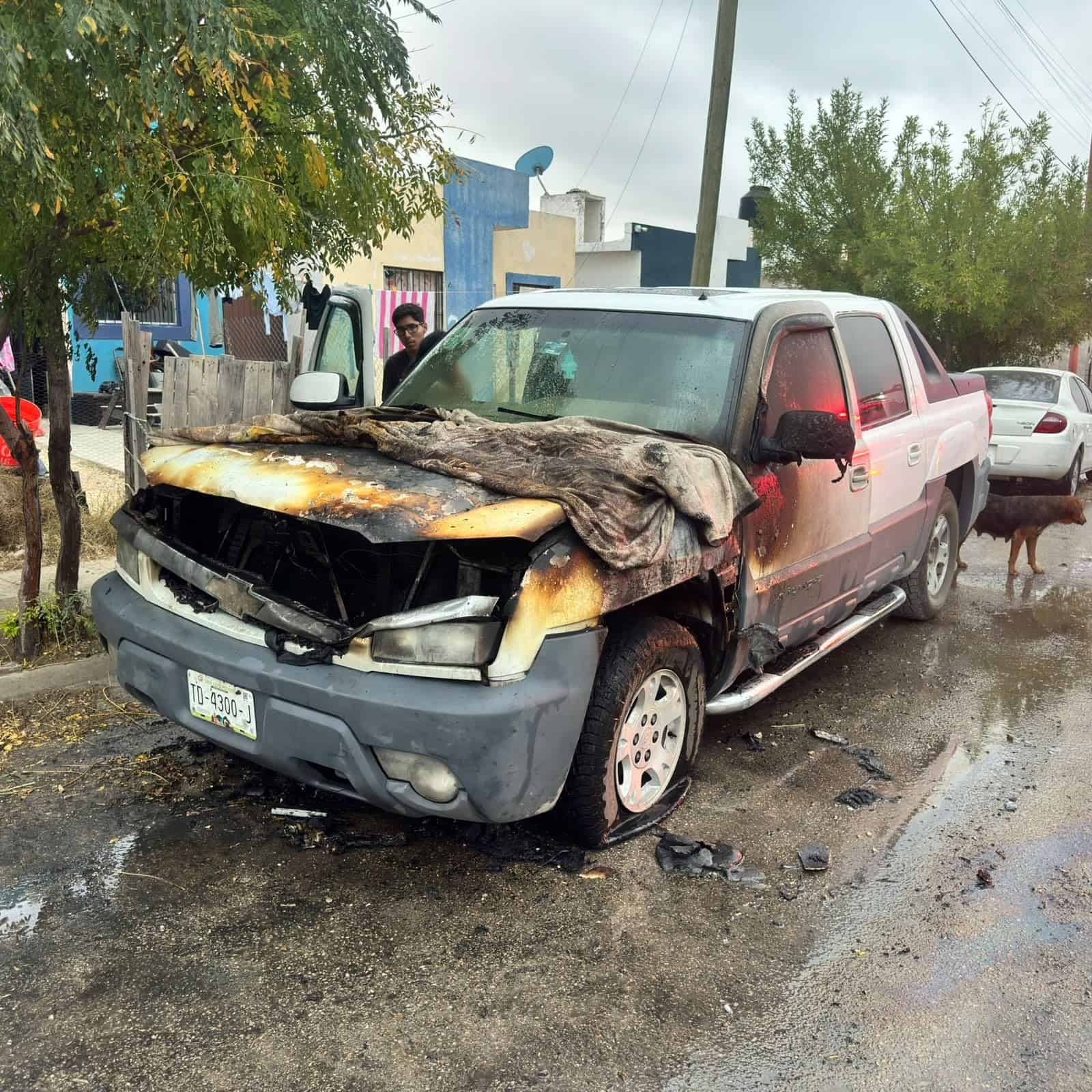 Camioneta Chevrolet Avalanche sufre pérdida total tras incendio Camioneta Chevrolet Avalanche sufre pérdida total tras incendio