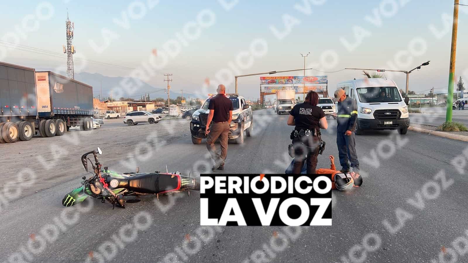 Derrapa en moto y choca con compa&ntilde;ero