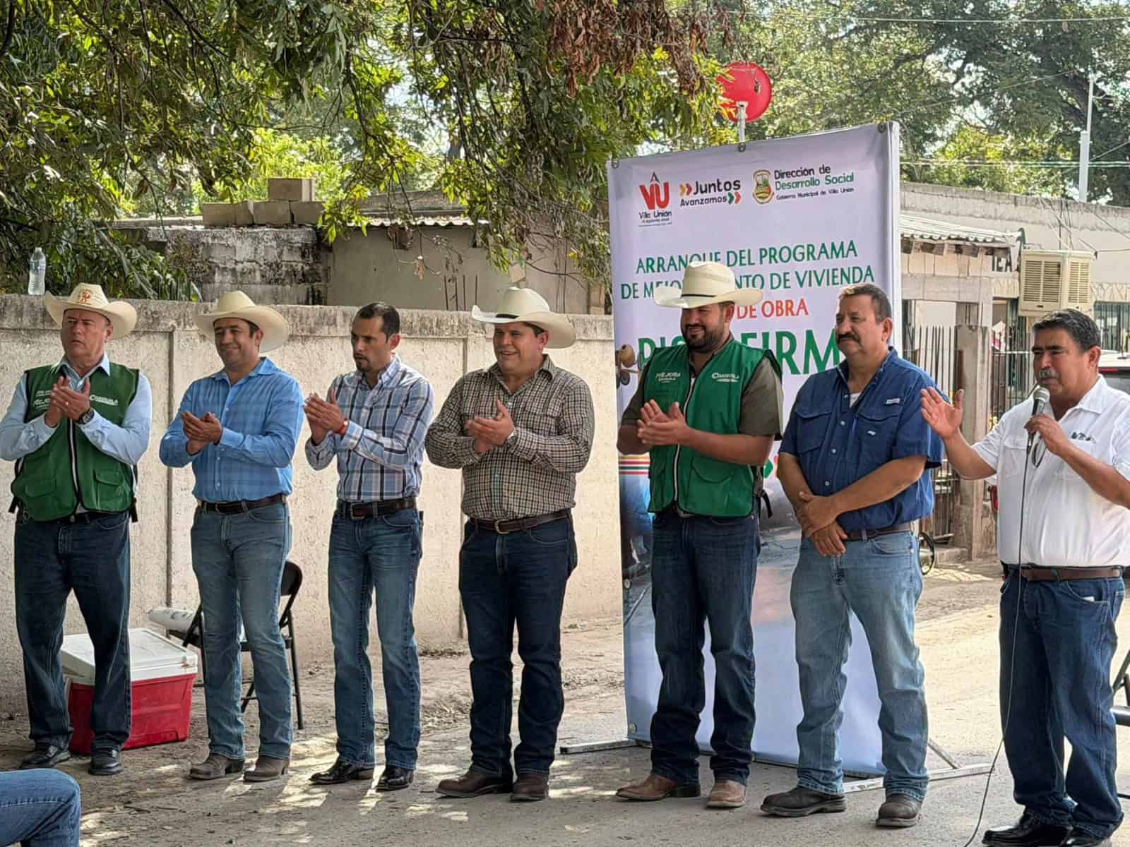 Arranca Piso Firme en Villa Uni&oacute;n; esperan que llegue a m&aacute;s familias