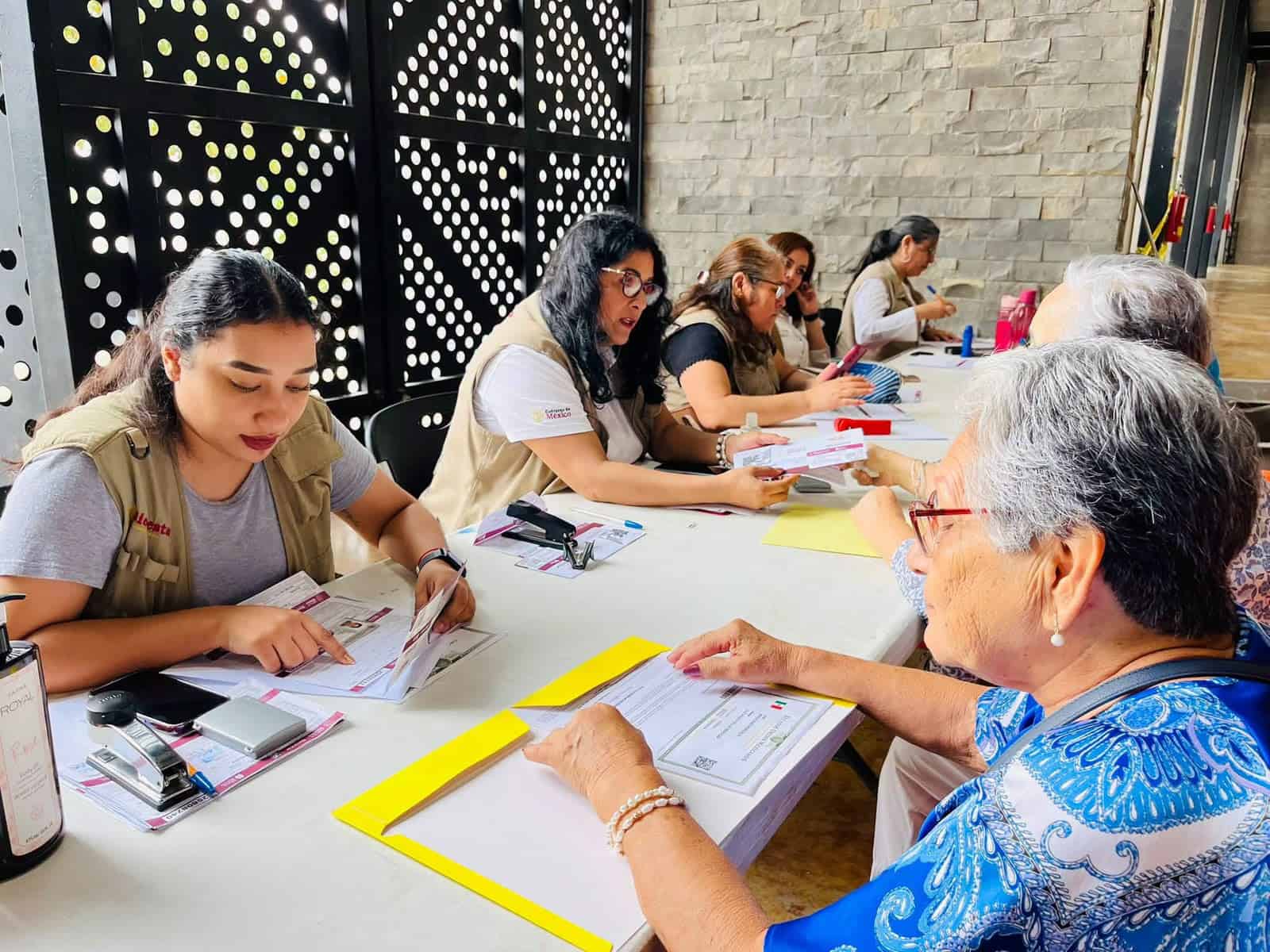 Renuevan tarjetas de adultos mayores