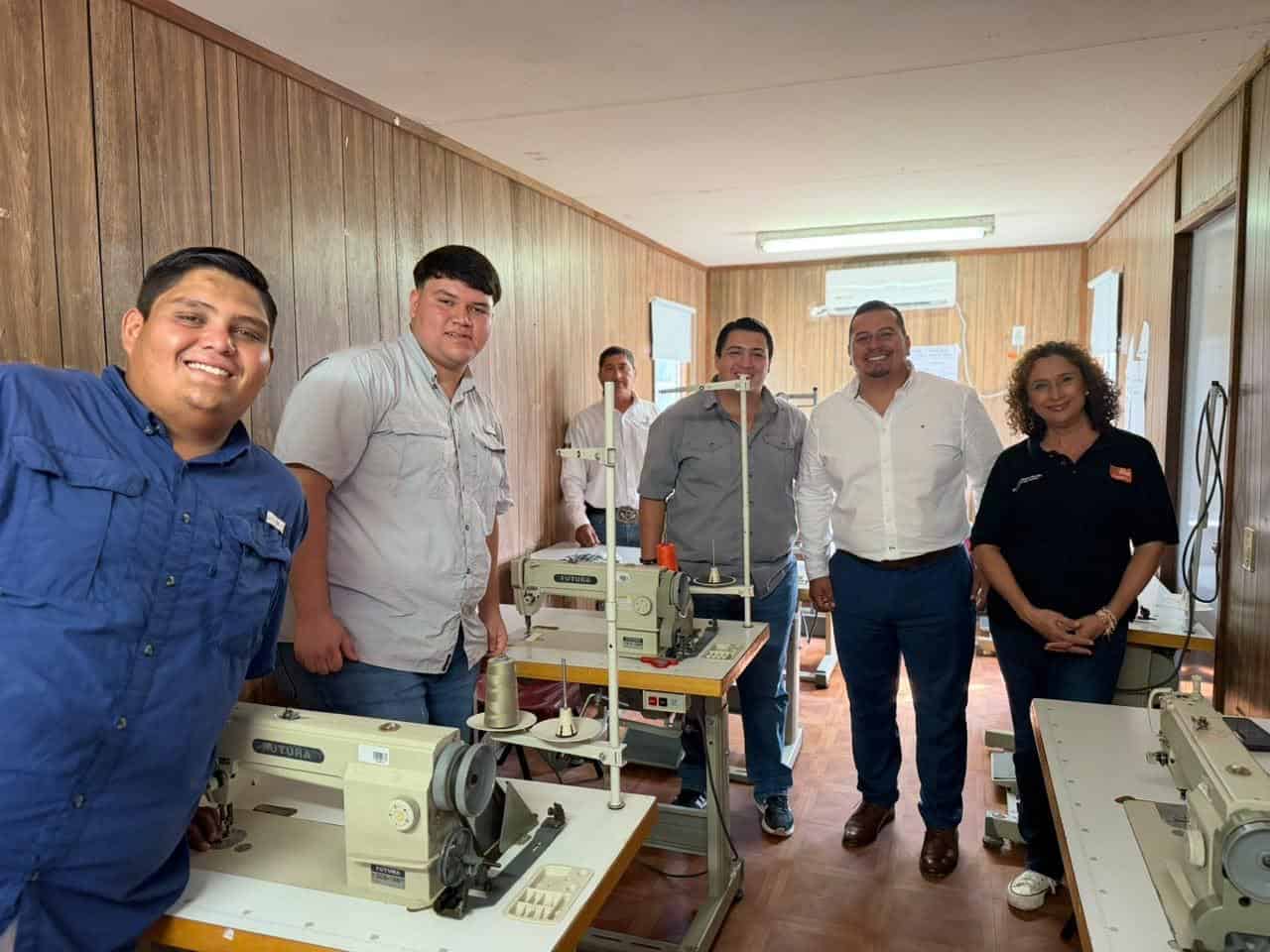 Jóvenes de San Buenaventura reciben capacitación en costura automotriz